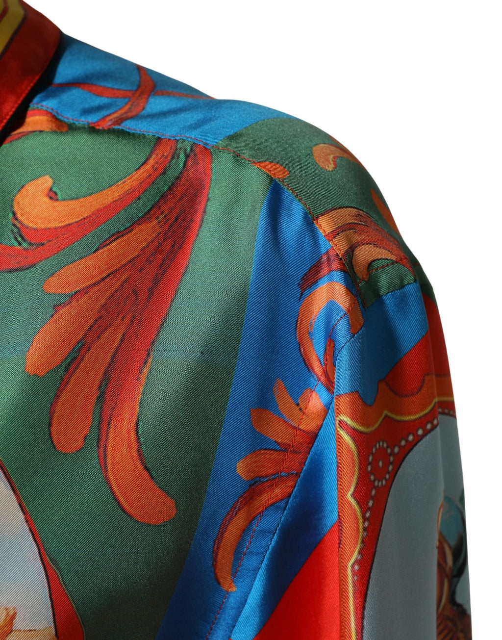 Chemise à manches longues Dolce & Gabbana à imprimé multicolore avec boutons, style élégant et sophistiqué.