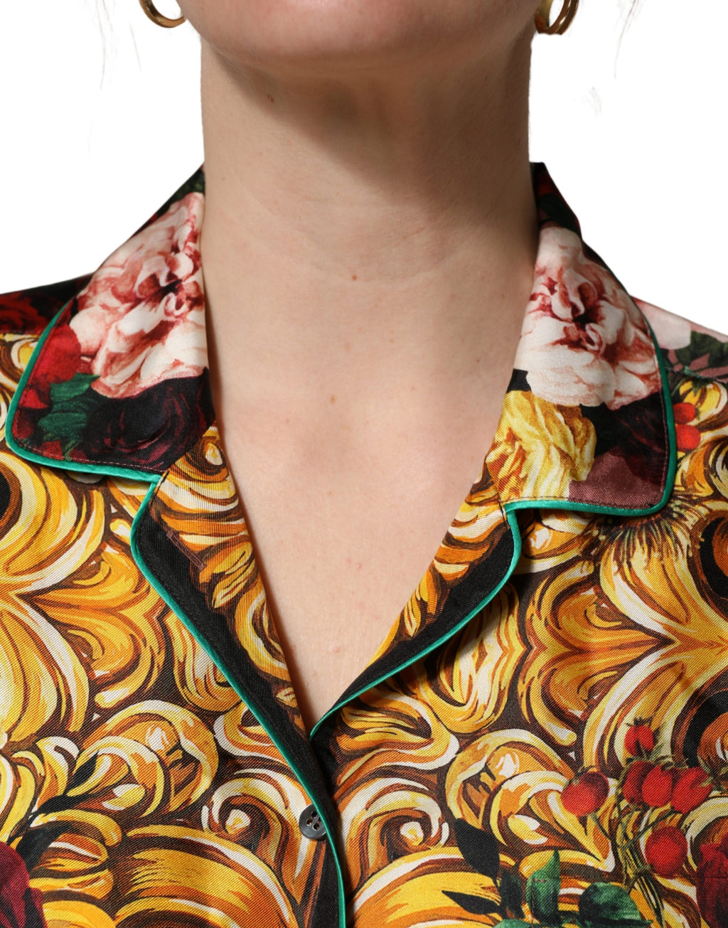 Chemise Dolce & Gabbana à manches longues à fleurs multicolores, boutonnière, style élégant et féminin.