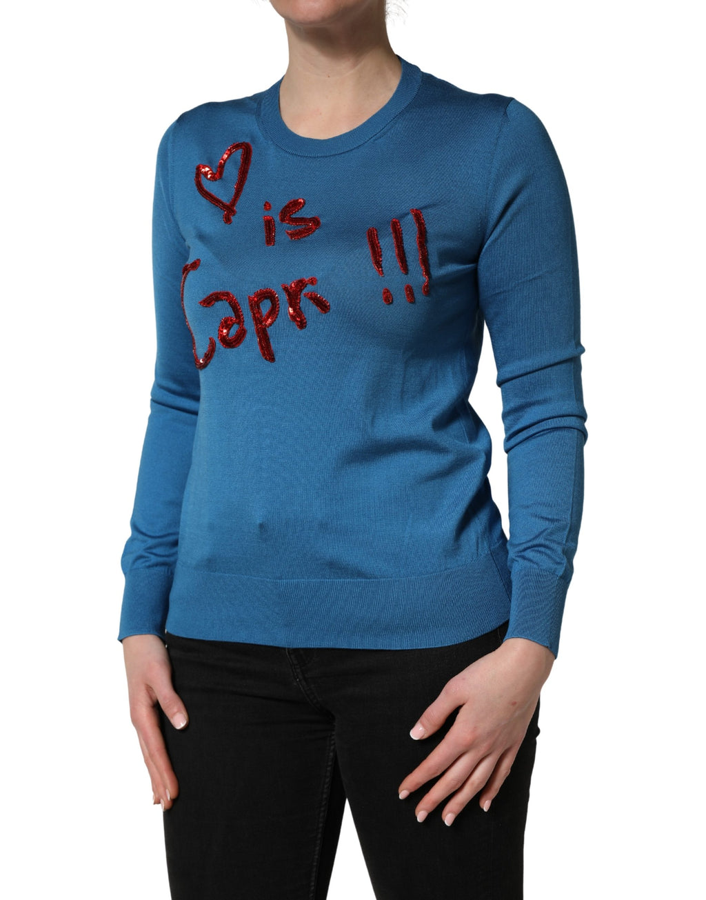 Pull en soie bleue Dolce & Gabbana à sequins avec col rond, élégant et sophistiqué, visible sur l'image.