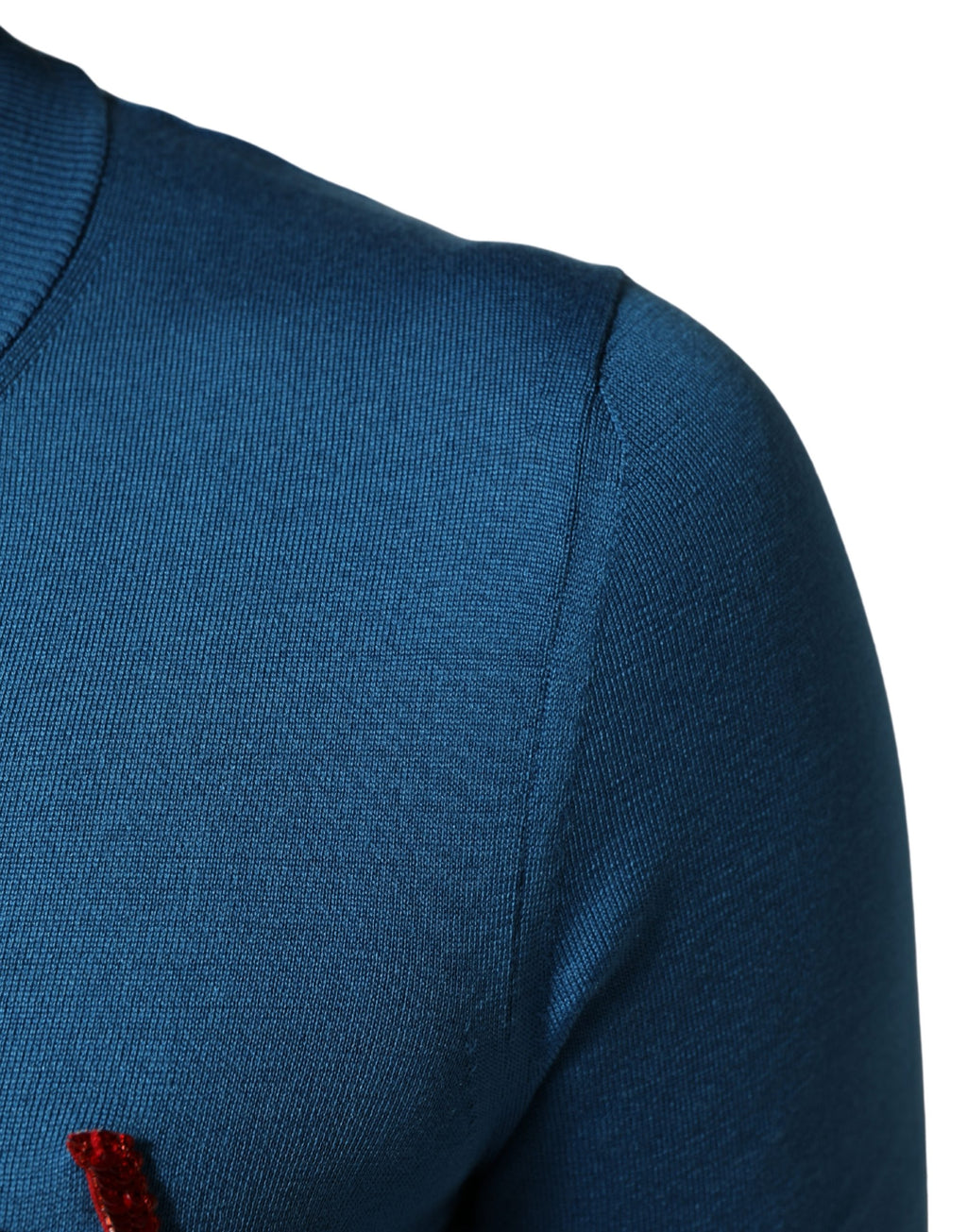 Pull en soie bleue Dolce & Gabbana à sequins avec col rond, porté sur un mannequin.