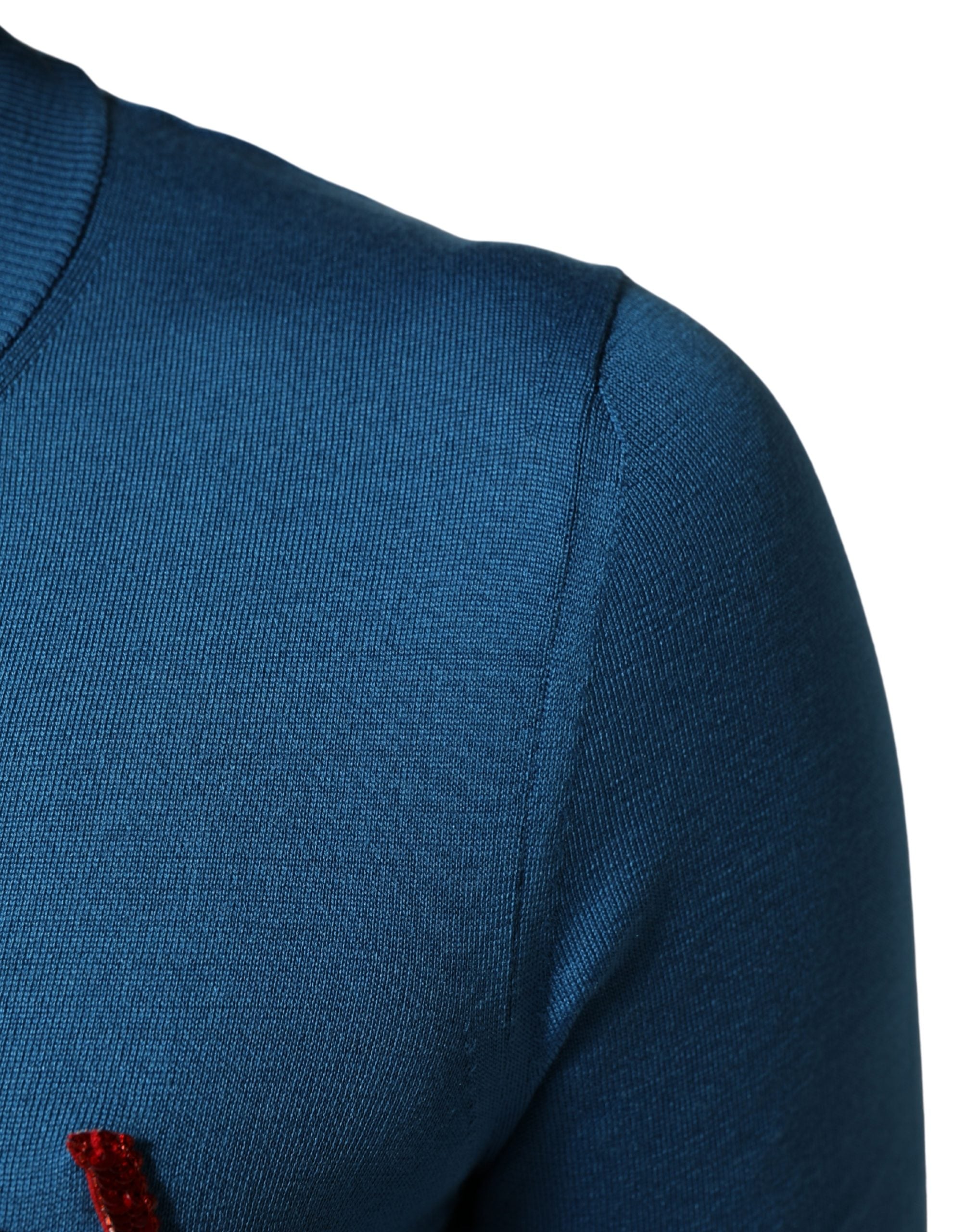 Pull en soie bleue Dolce & Gabbana à sequins avec col rond, porté sur un mannequin.