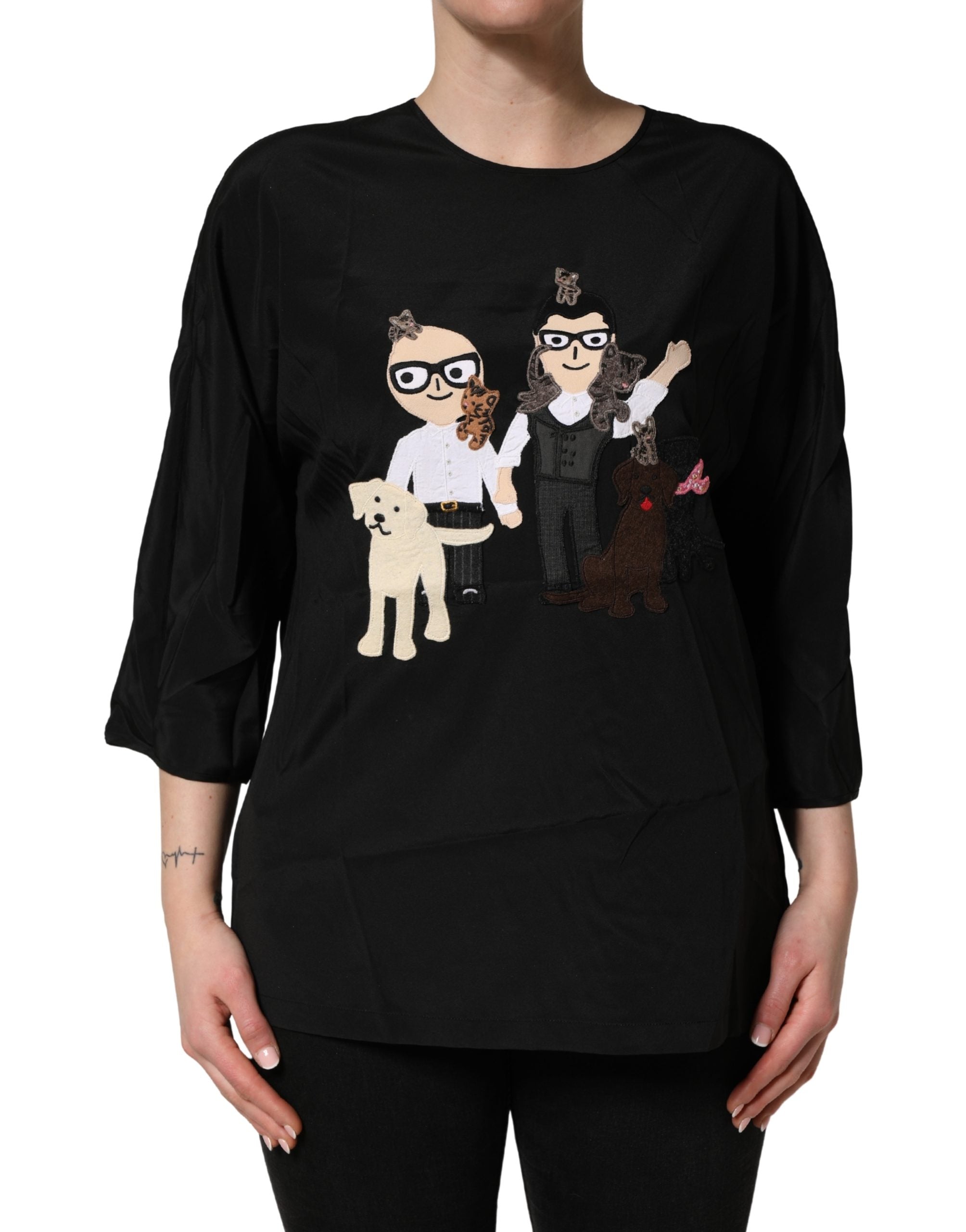 Blouse en soie noire Dolce & Gabbana #dgfamily, élégante top avec détails raffinés, porté sur un mannequin.