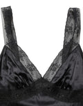 Camison noir en soie avec bordure en dentelle et décolleté en V, par Dolce & Gabbana, vue de face.