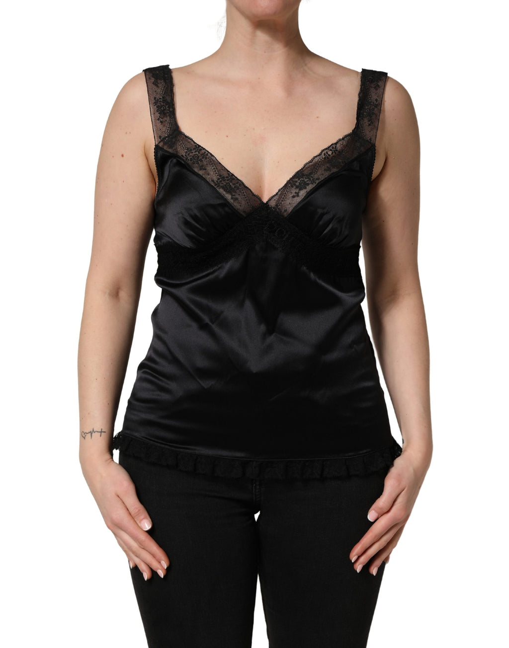Débardeur noir Dolce & Gabbana en soie avec bordure en dentelle, décolleté en V, tissu élégant et finition raffinée.