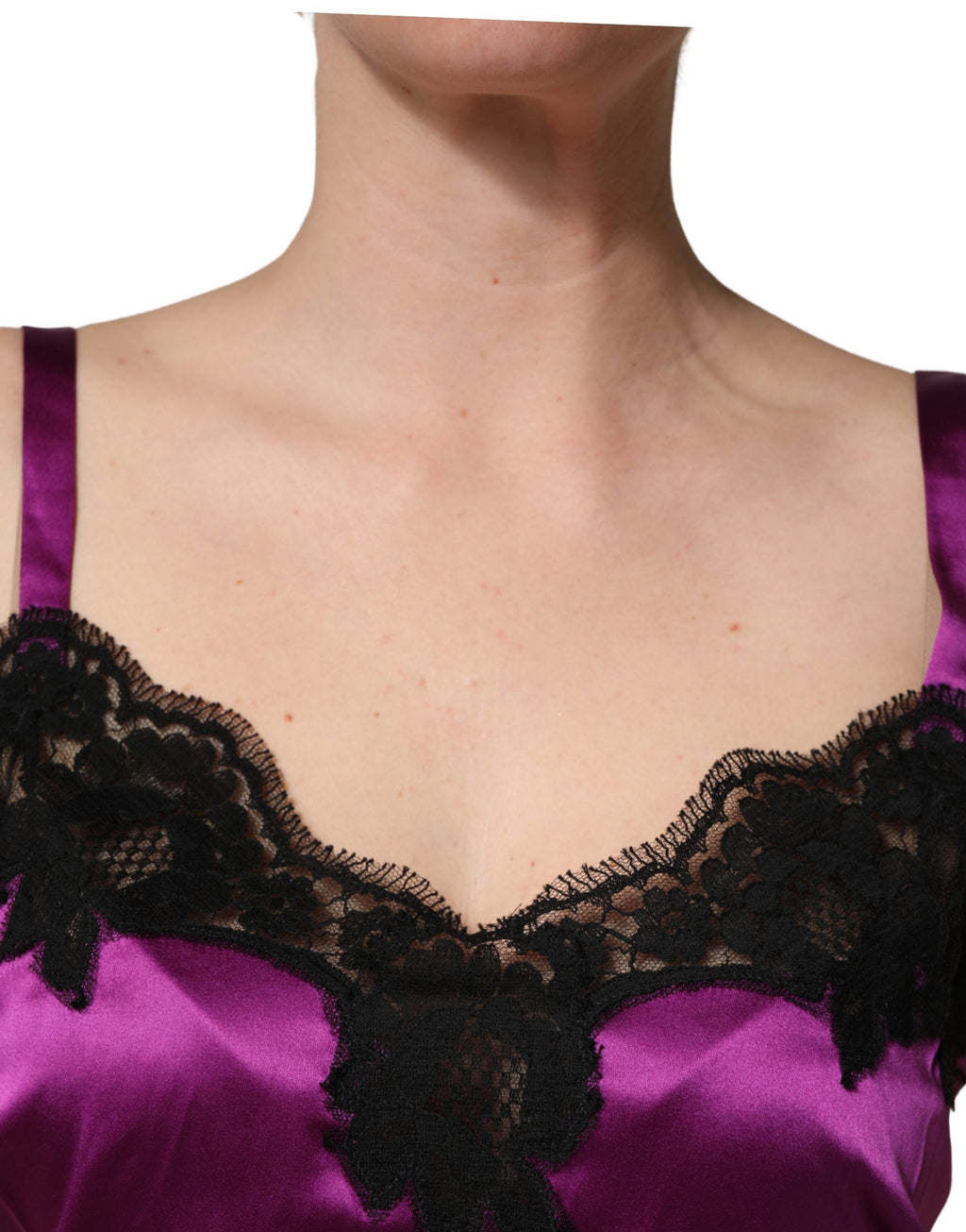Camisole sans manches en soie violette Dolce & Gabbana avec broderie en dentelle, détail élégant et finition raffinée.