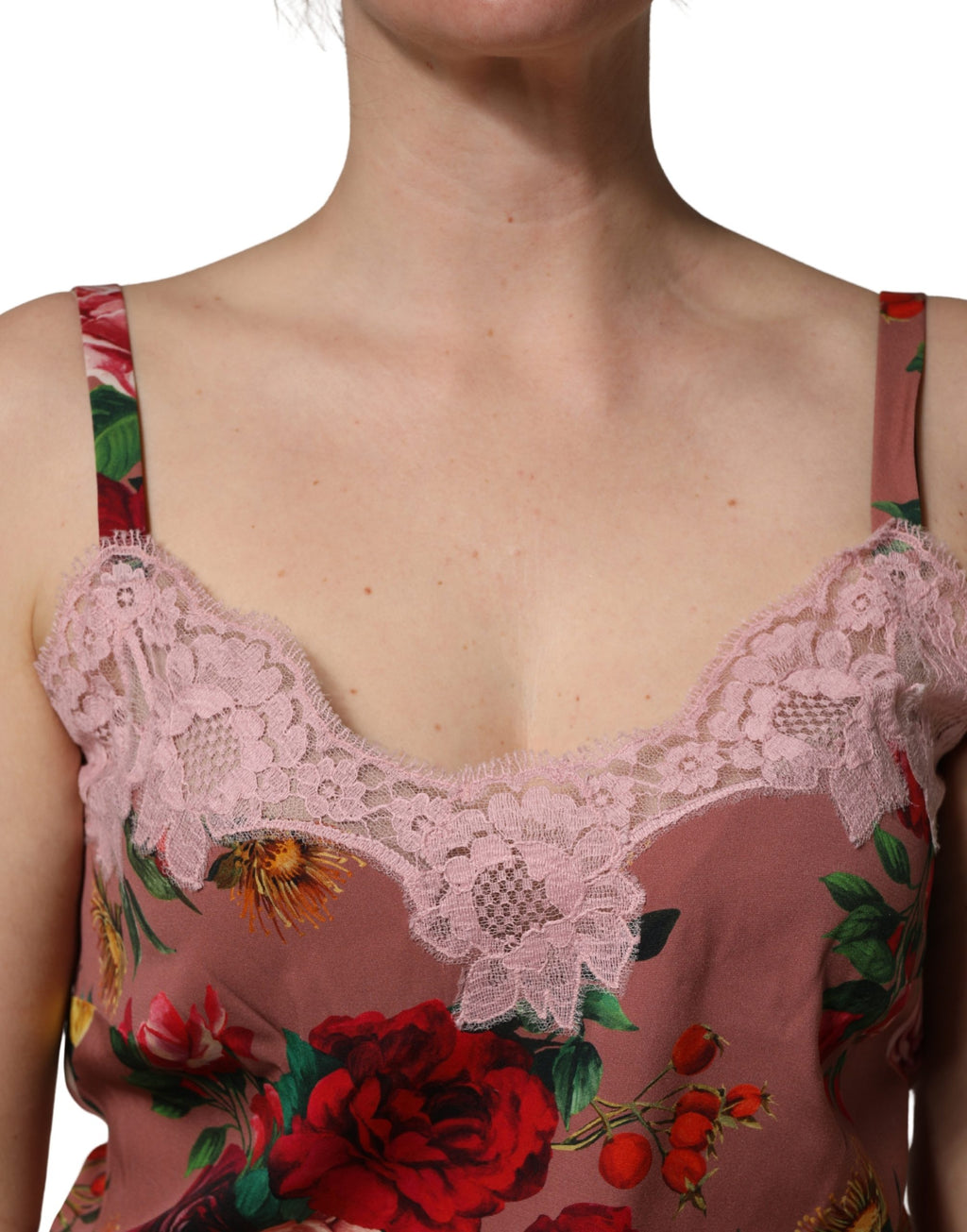 Camisole en satin marron à imprimé rose et dentelle de Dolce & Gabbana, top sans manches élégant et féminin.