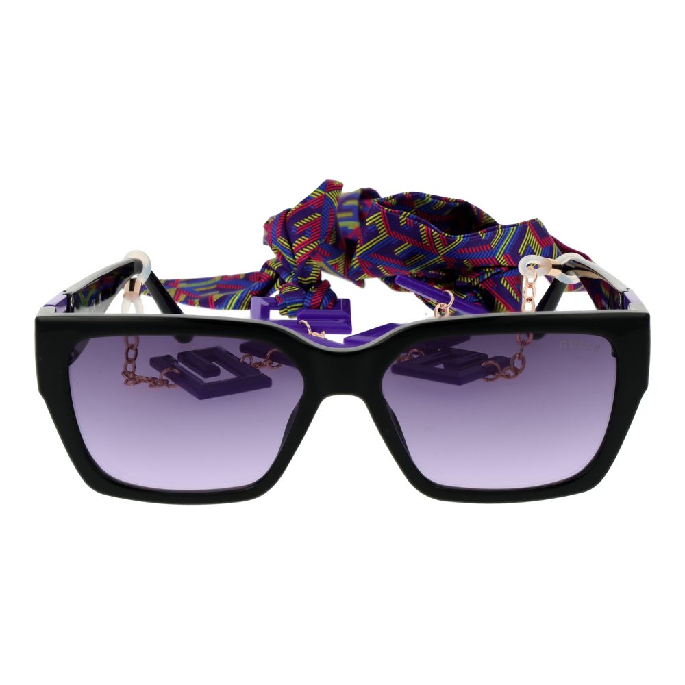 Lunettes de soleil Guess en plastique noir avec monture élégante et moderne, pour un look tendance et protecteur.