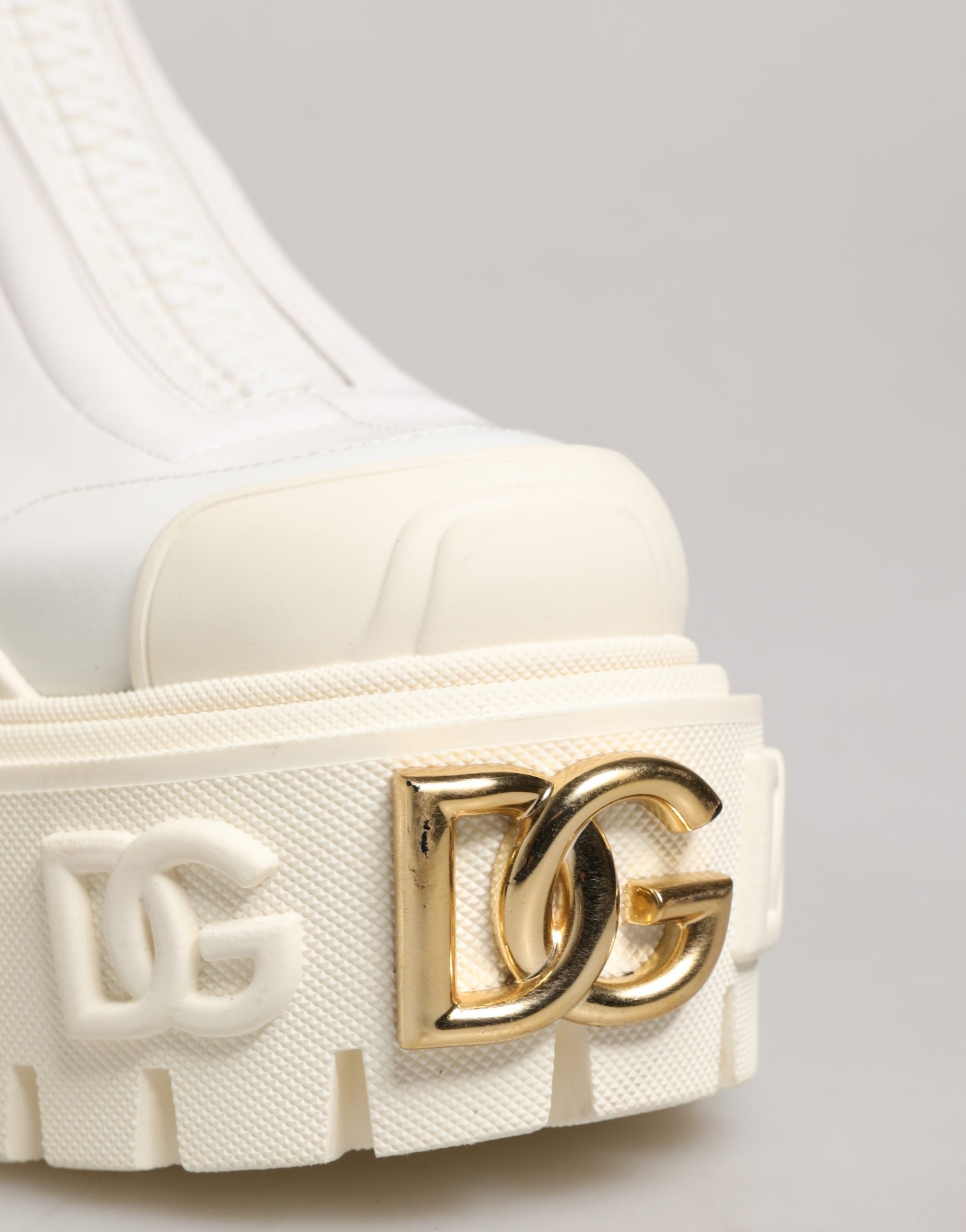 Bottines blanches en cuir et caoutchouc Dolce & Gabbana avec logo, montantes à la cheville, style élégant et moderne.