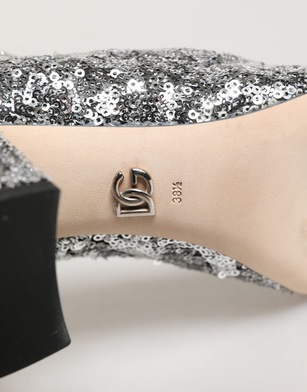Bottes courtes argentées Dolce & Gabbana en sequins avec élasticité, parfaites pour une tenue élégante et brillante.