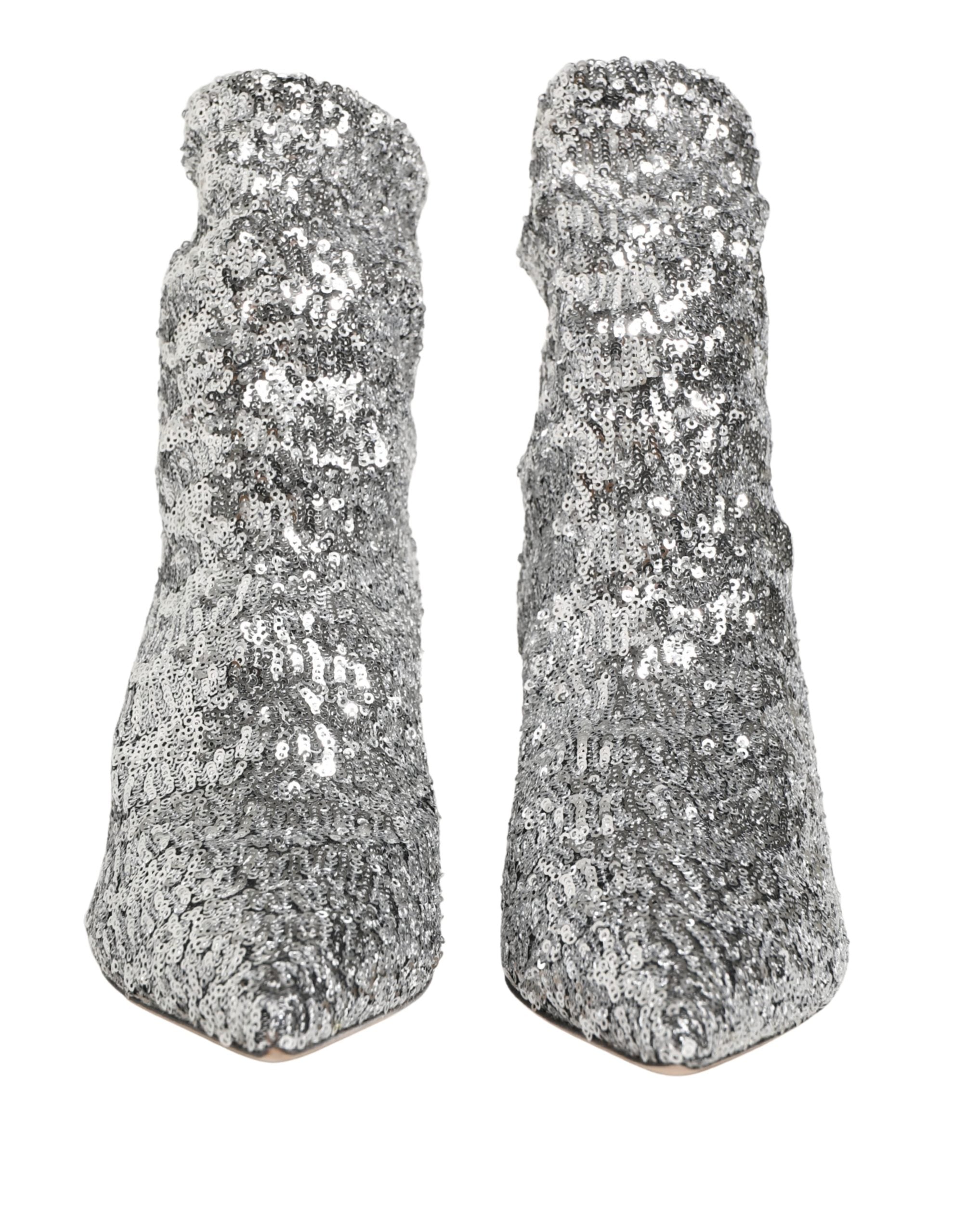 Bottes courtes en sequins argentés de Dolce & Gabbana avec semelle en stretch, mode élégante et brillante.