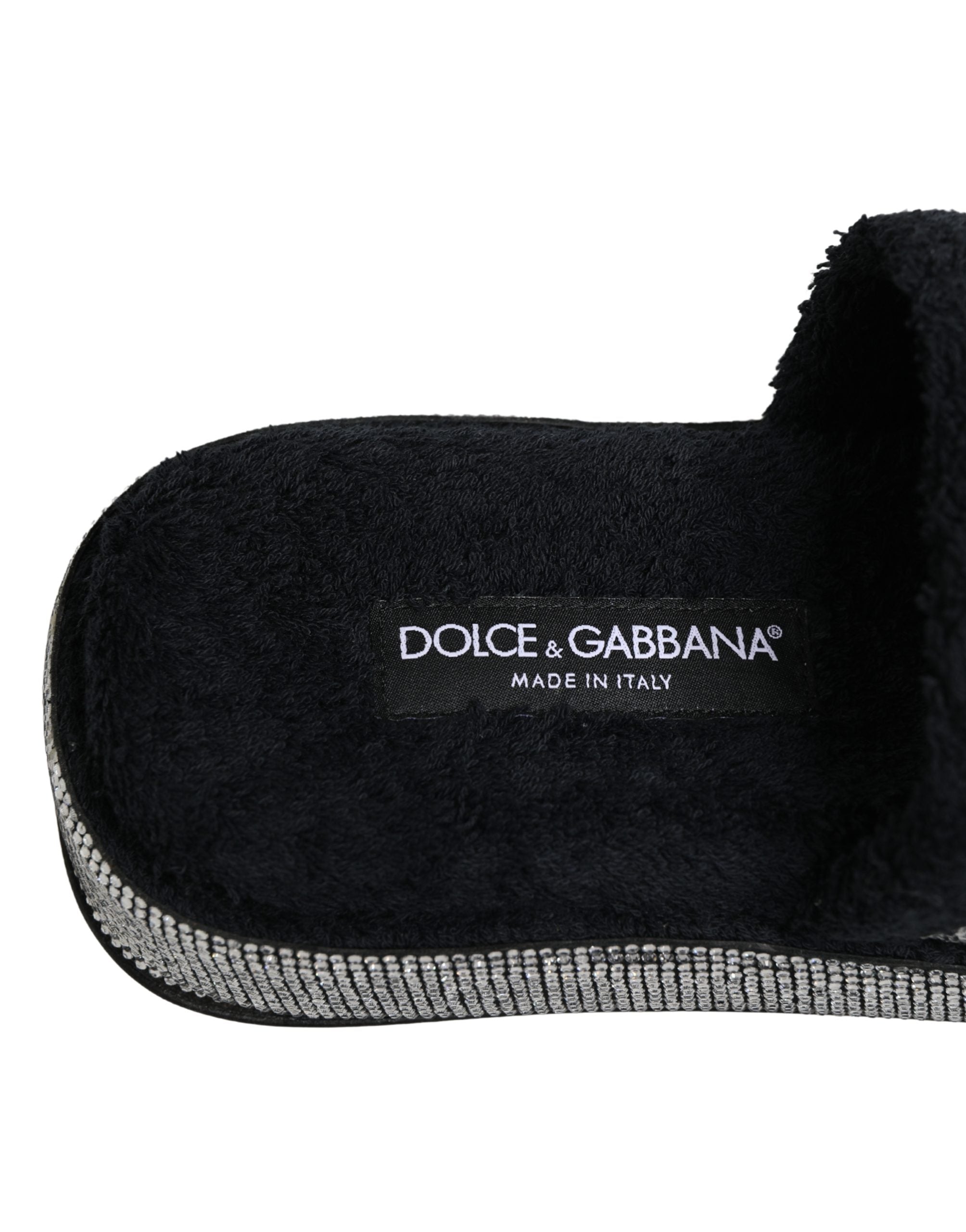 Sandales plates Dolce & Gabbana noires ornées de cristaux brillants et plateforme, chaussures élégantes en style sophistiqué.