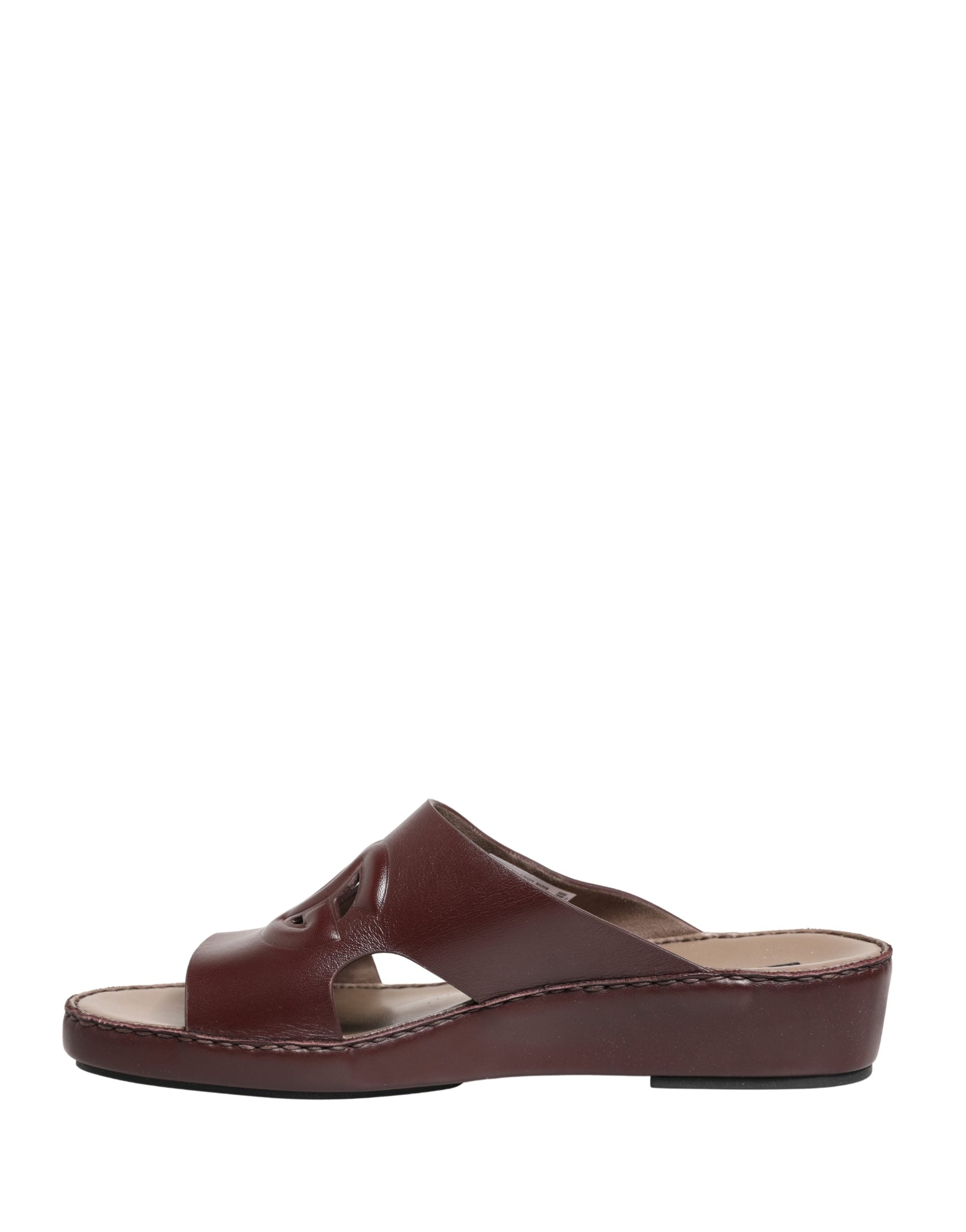 Sandales en cuir bordeaux Dolce & Gabbana avec découpes et logo DG visible.