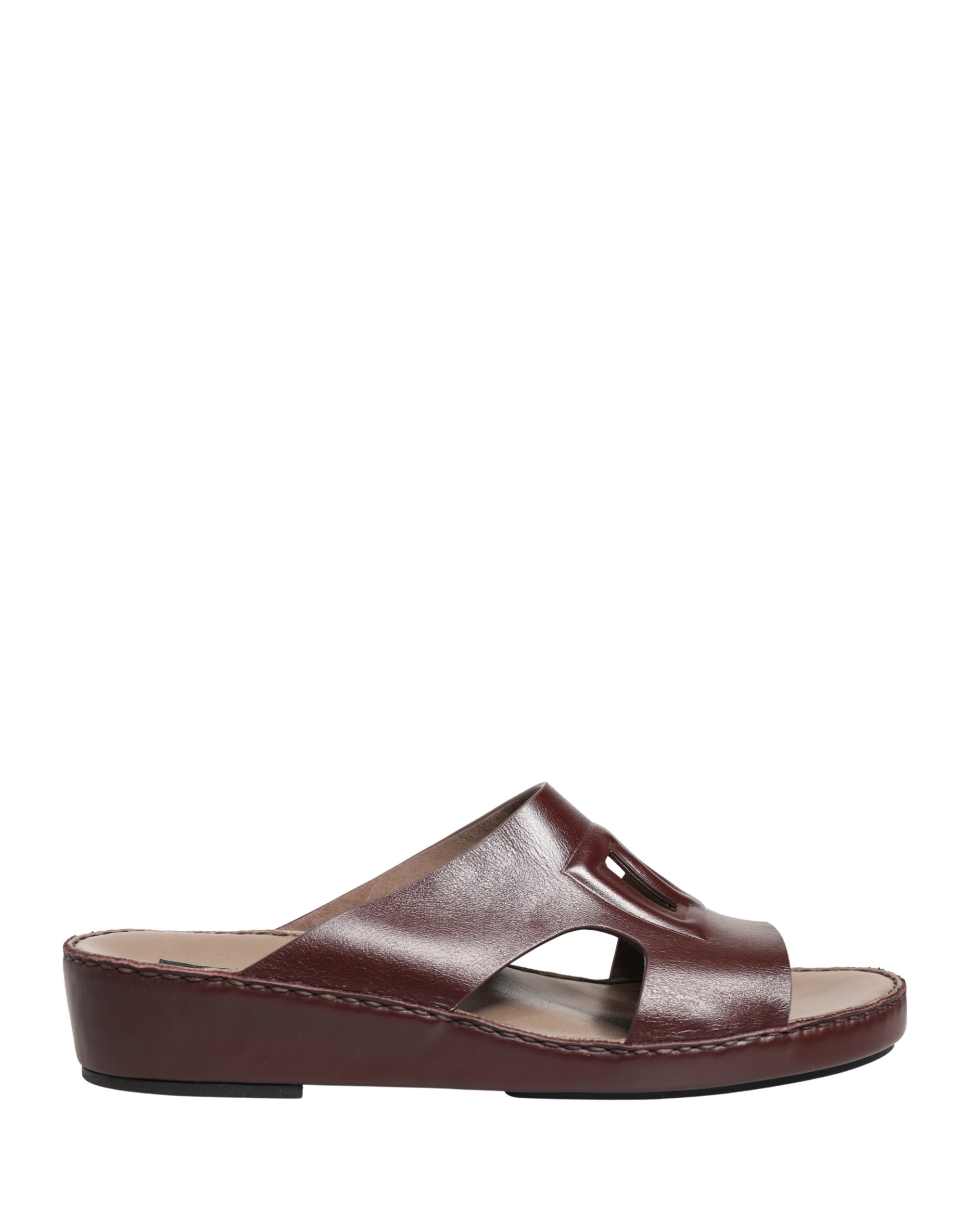 Sandales en cuir bordeaux Dolce & Gabbana avec découpes et logo DG visible sur la chaussure.
