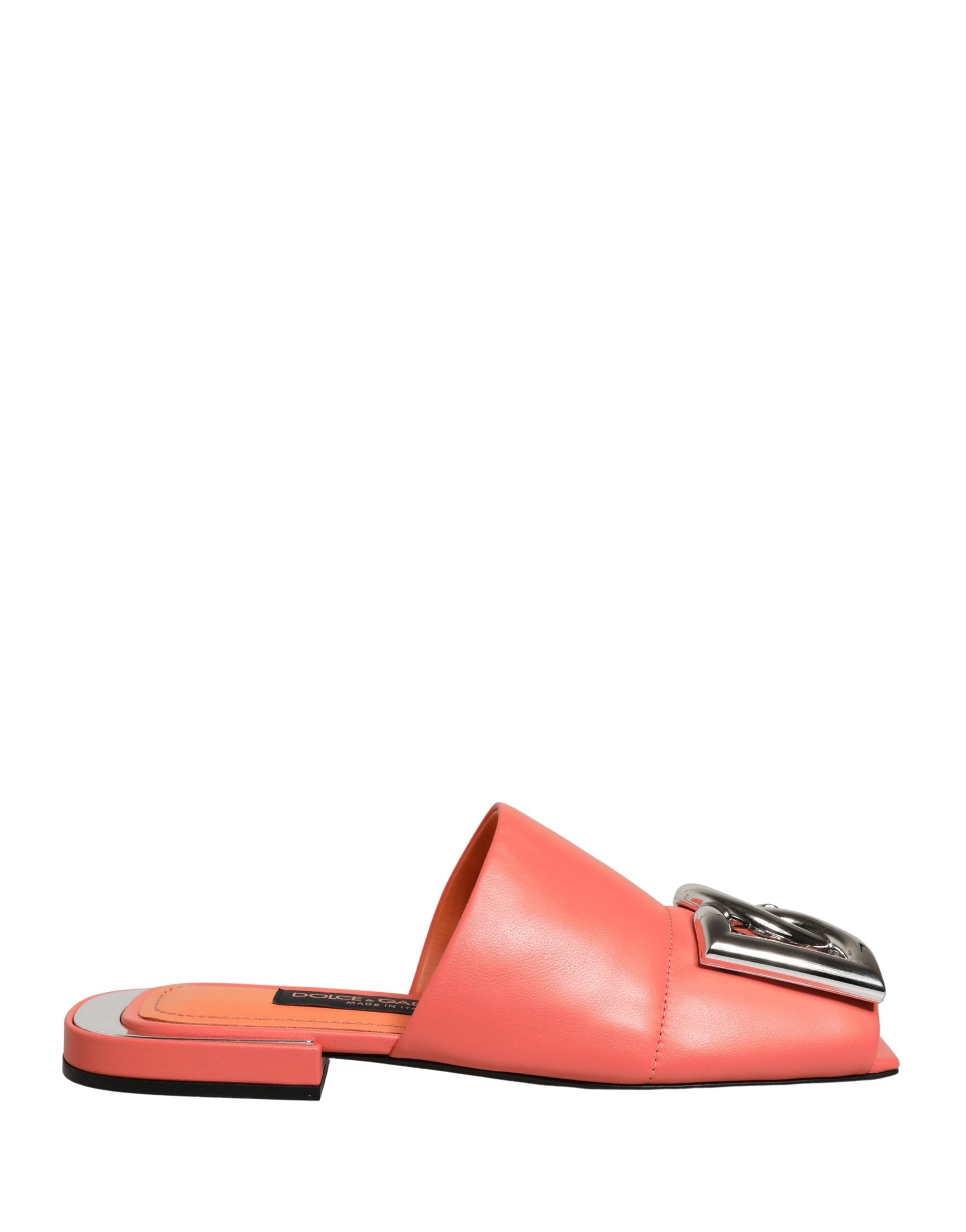 Sandales plates en cuir orange Dolce & Gabbana avec logo DG, semelle plate et design élégant, visibles en gros plan.