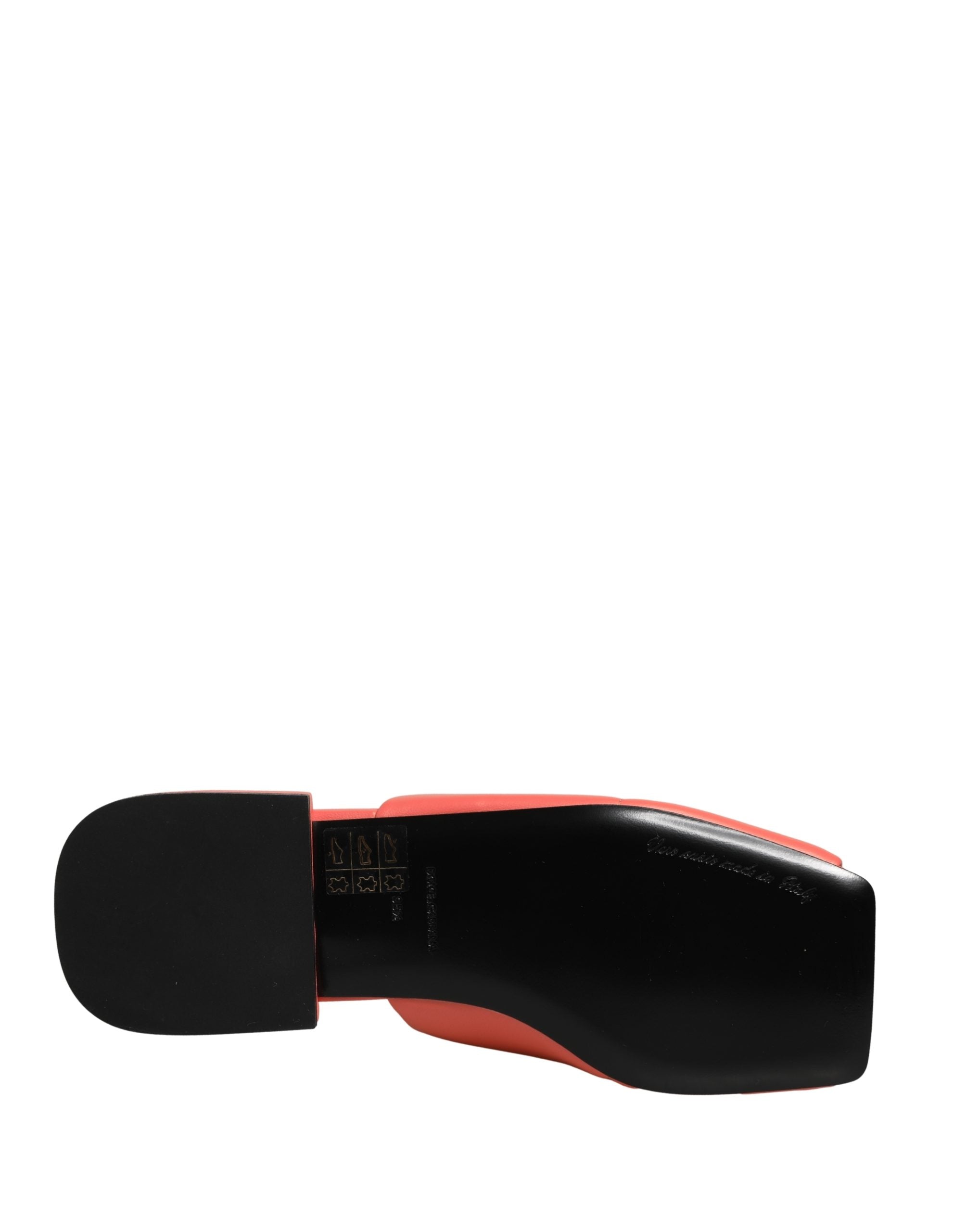 Sandales plates en cuir orange Dolce & Gabbana avec logo DG, semelle plate et design élégant, vues de dessus.