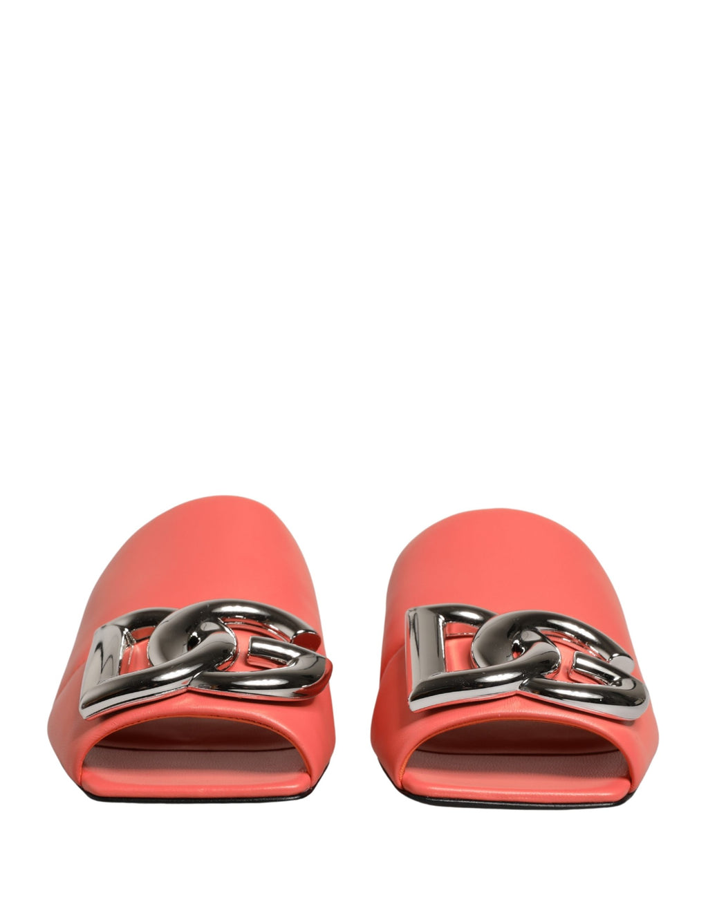Sandales plates en cuir orange Dolce & Gabbana avec logo DG, style élégant et confortable, visibles en détail dans l'image.