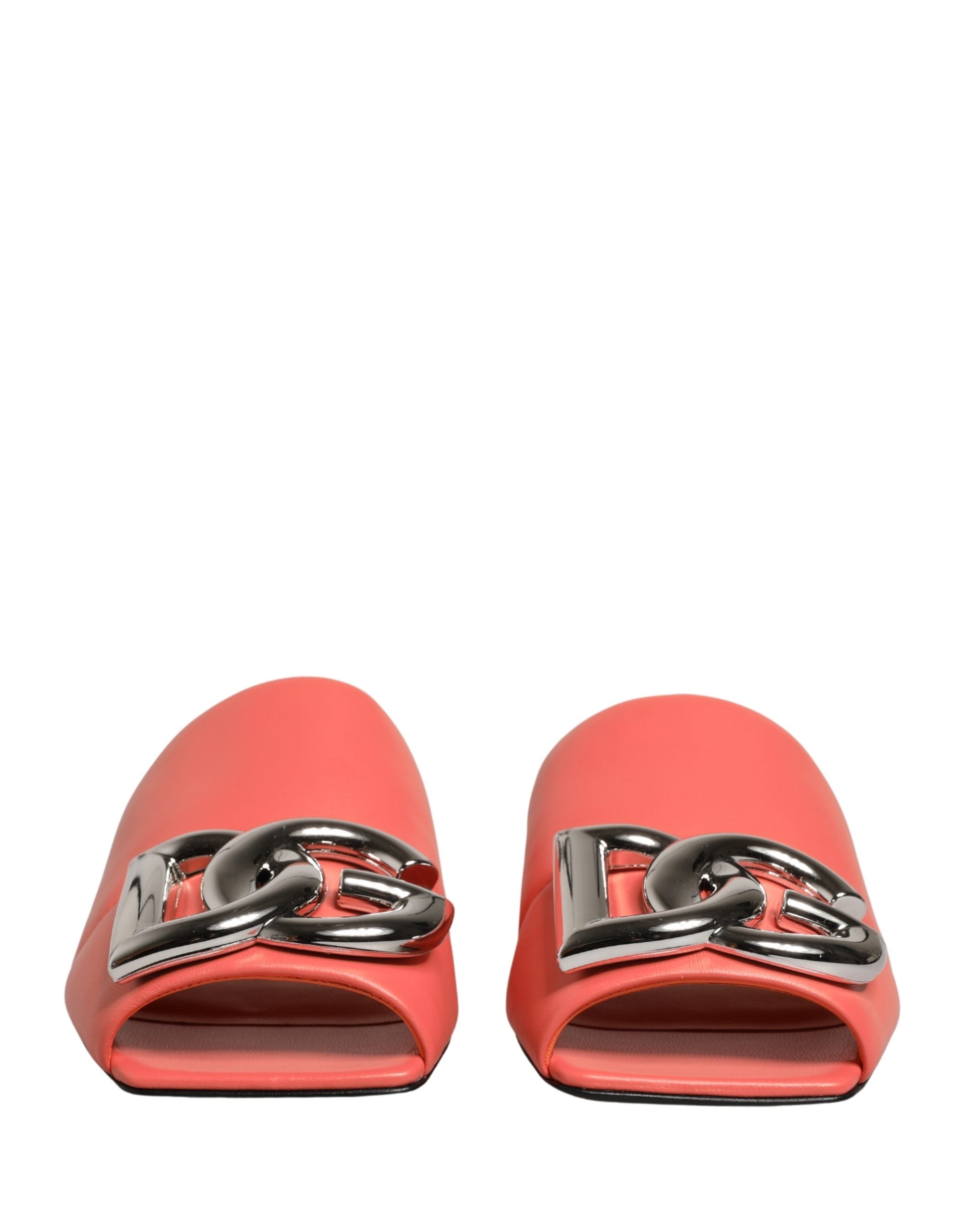 Sandales plates en cuir orange Dolce & Gabbana avec logo DG, style élégant et confortable, visibles en détail dans l'image.