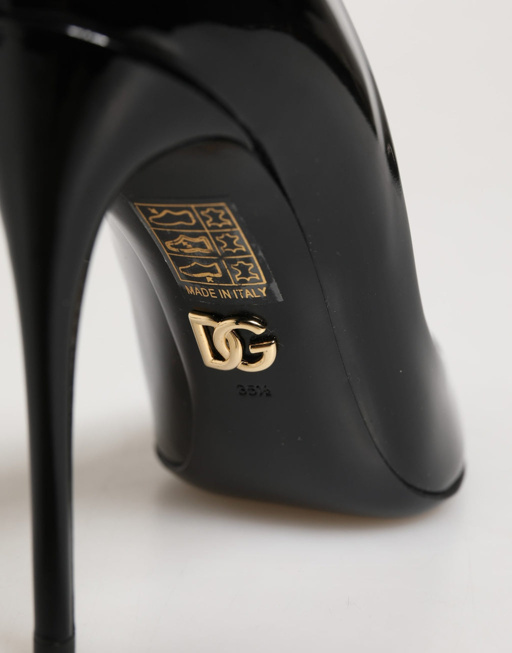 Chaussures à talons stilettos en cuir de veau noir de Dolce & Gabbana, élégantes et sophistiquées.