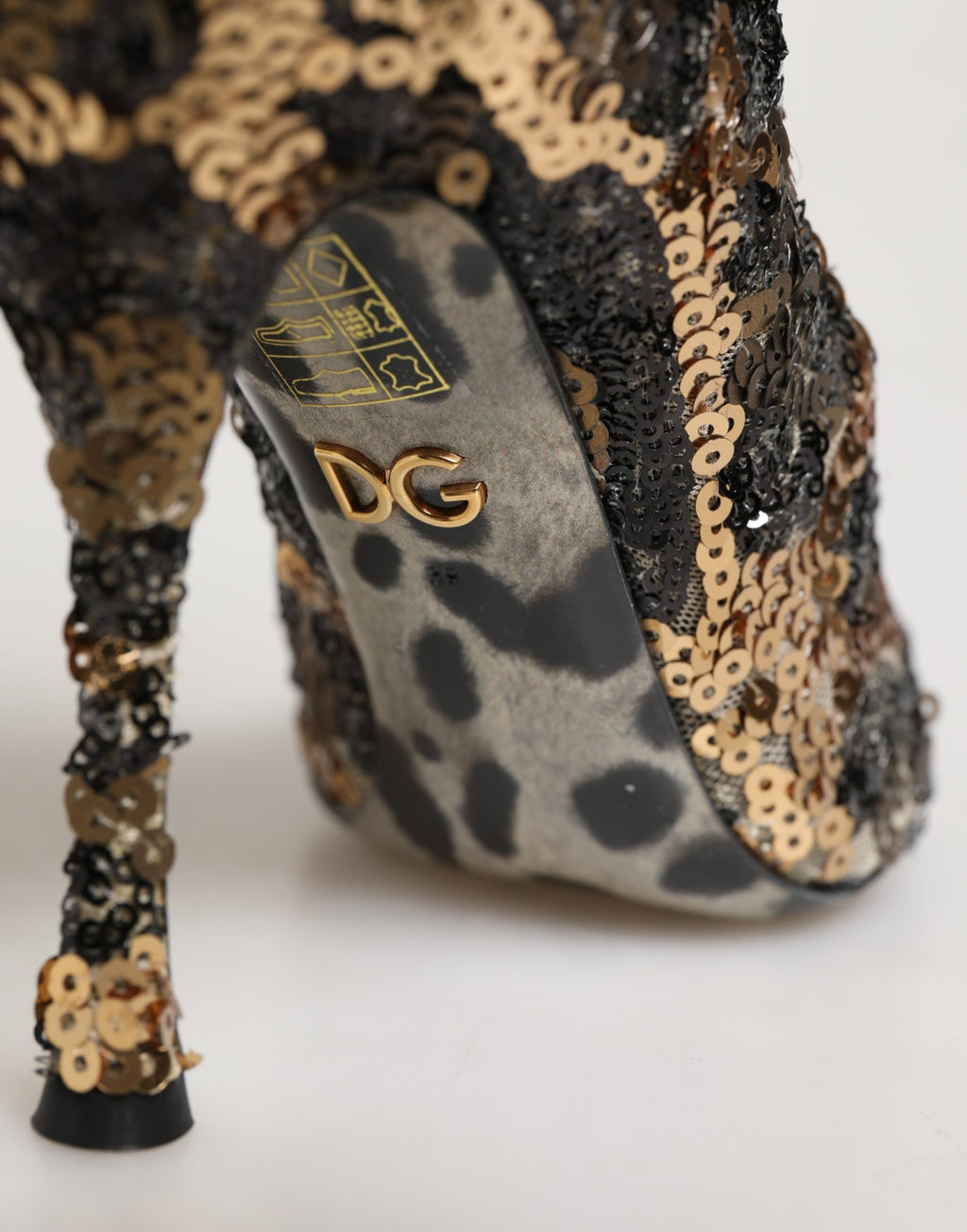 Bottines à talons Dolce & Gabbana orné de sequins léopard, chaussures ankle avec motif animalier élégant.