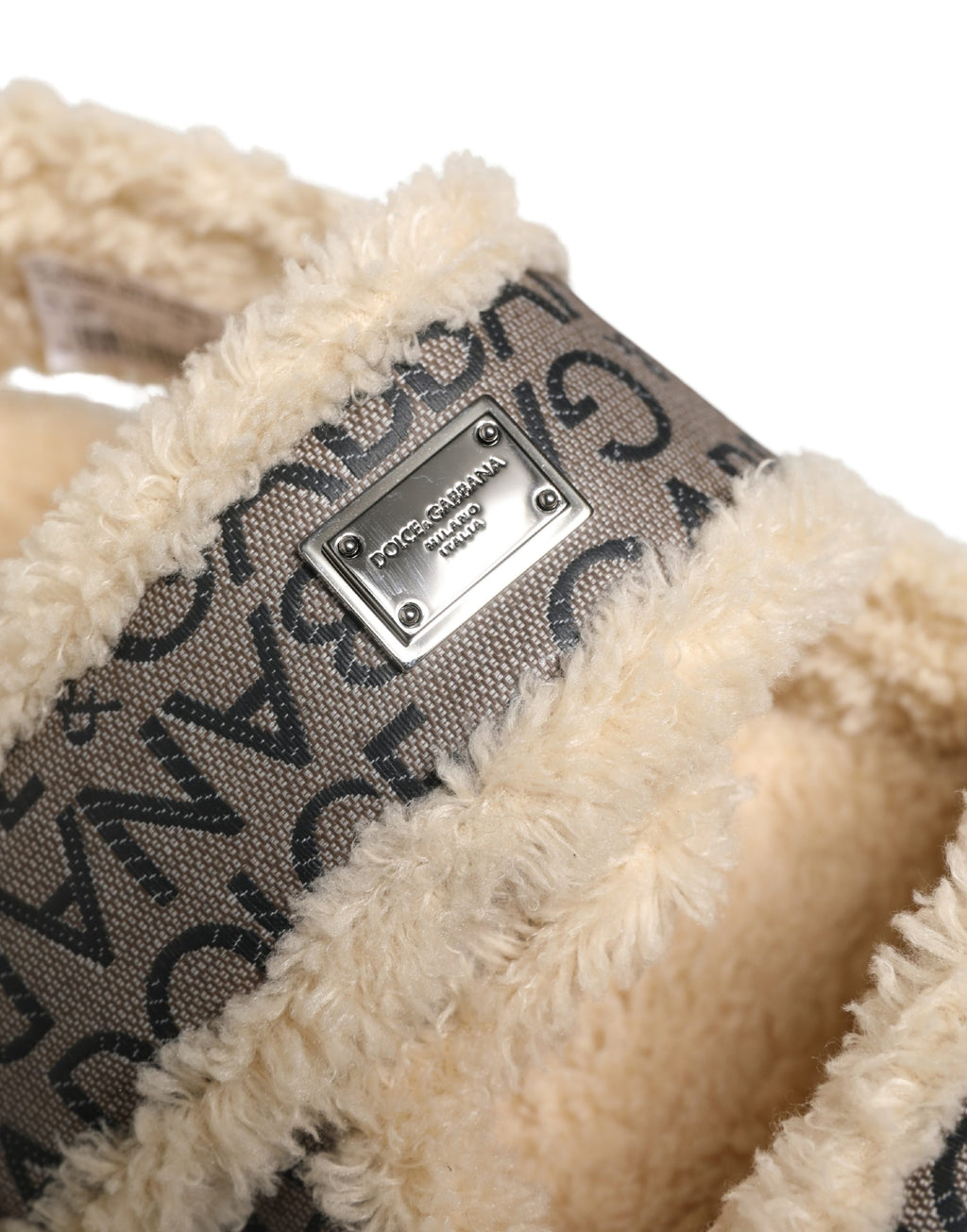 Chaussures Dolce & Gabbana sandales plates en faux fourrure beige avec logo imprimé, confortables et élégantes pour l'été.