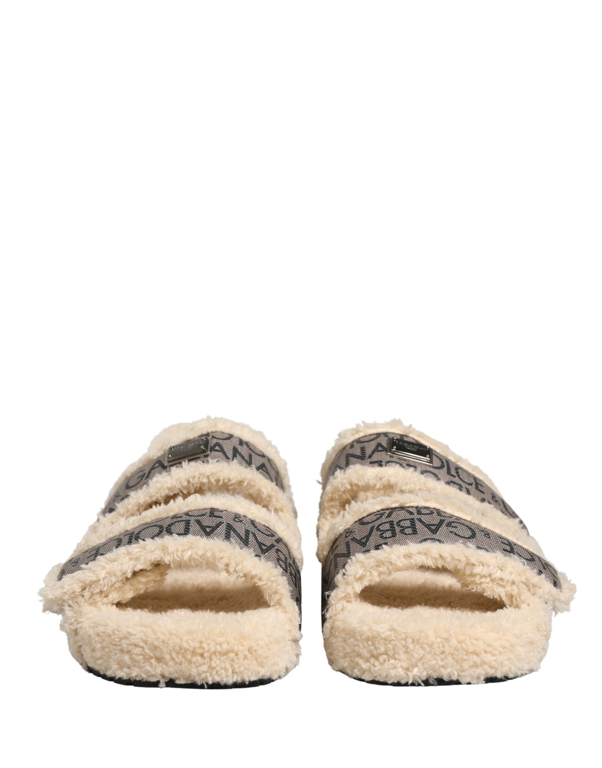 Sandales plates Dolce & Gabbana en fausse fourrure beige avec logo imprimé, chaussures élégantes pour femme.
