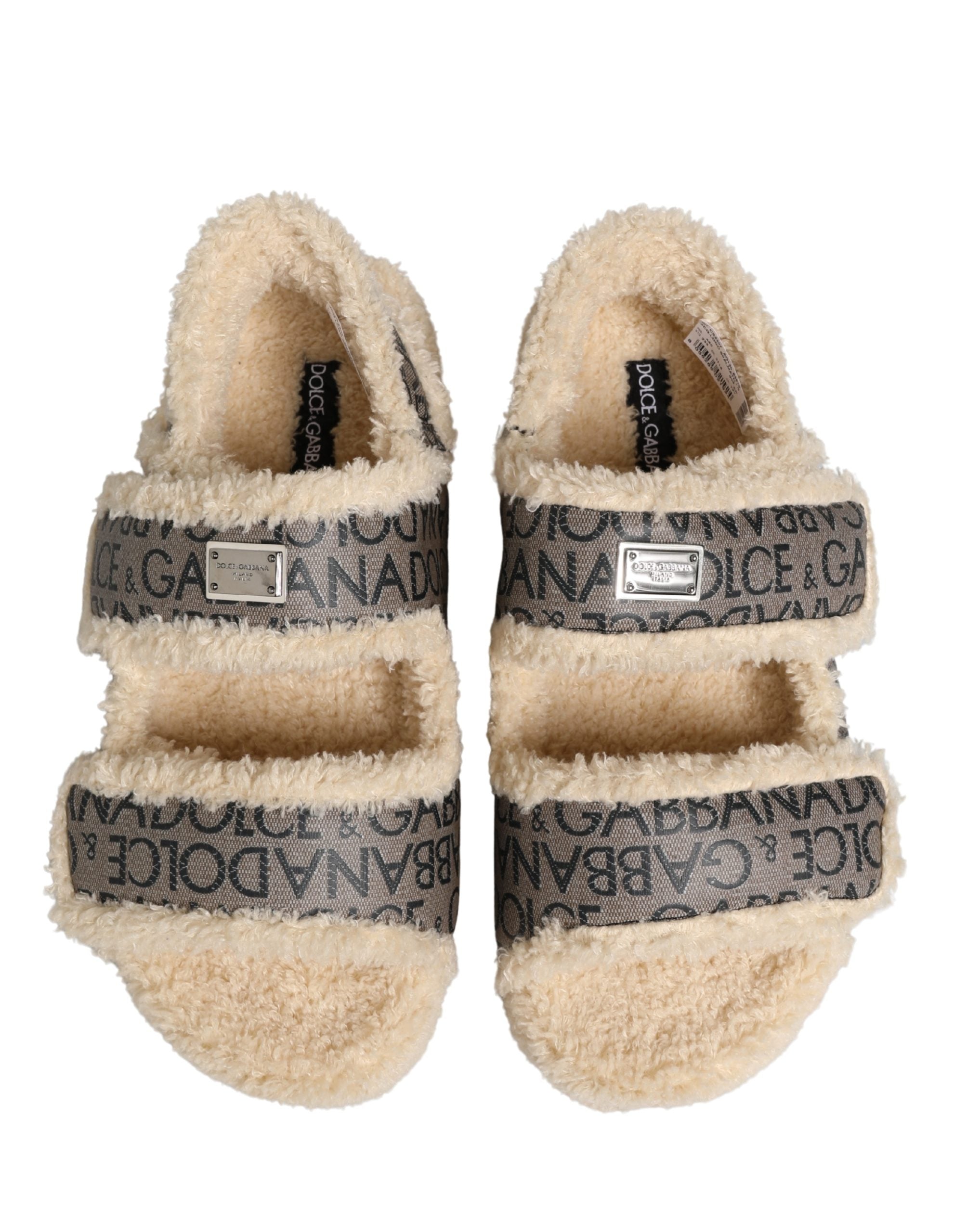 Sandales plates Dolce & Gabbana en fausse fourrure beige avec logo imprimé, chaussures élégantes et confortables.