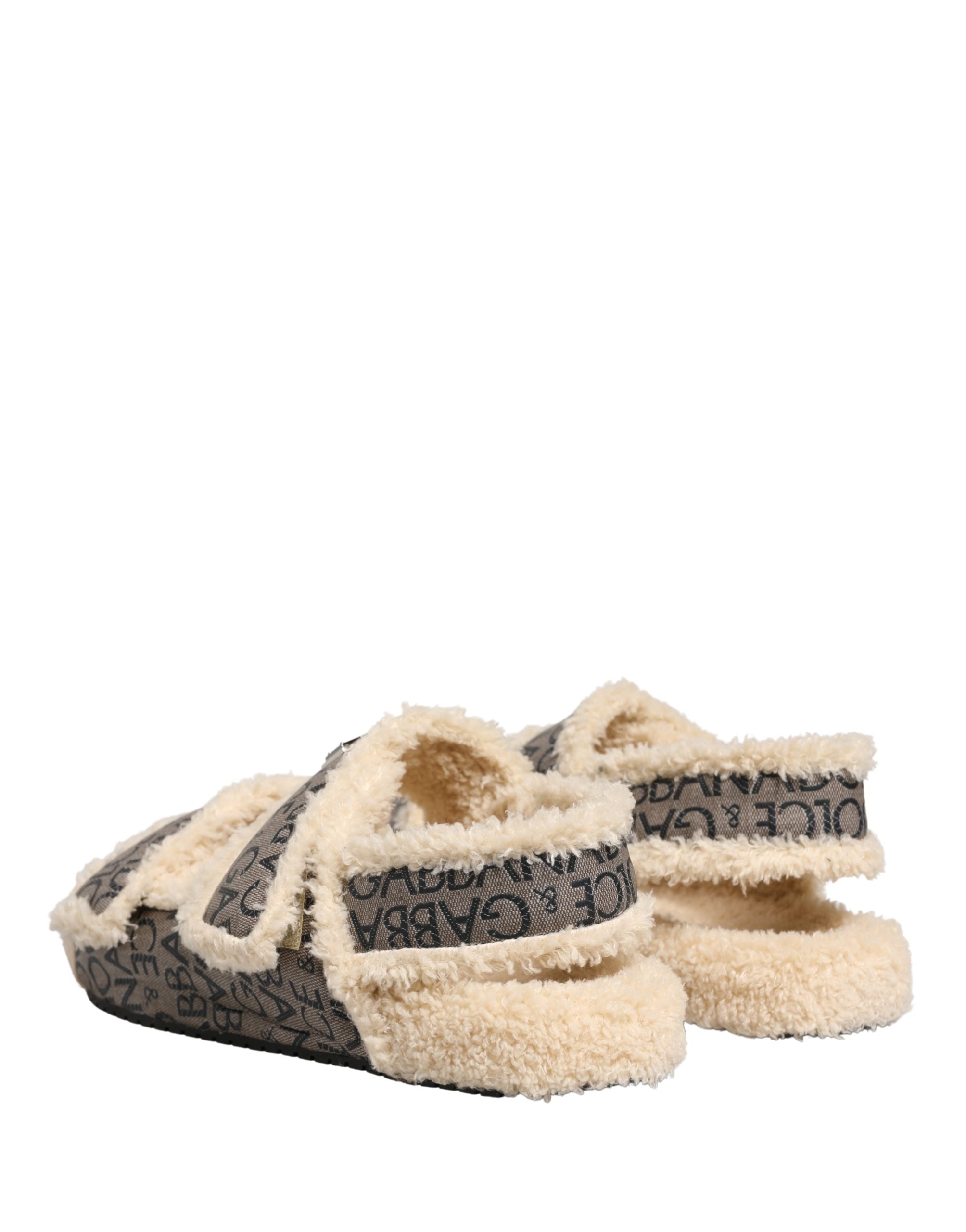 Chaussures Dolce & Gabbana sandales plates en fausse fourrure beige avec logo imprimé, confortables et élégantes.