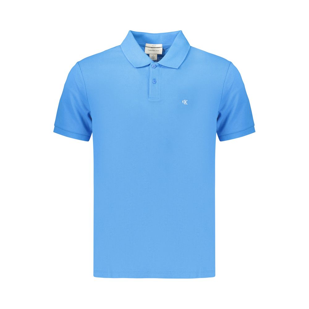 Polo homme en coton bleu azur de la marque Calvin Klein, avec col classique et logo discret sur la poitrine.
