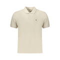 Chemise polo homme beige en coton de la marque Calvin Klein, détail du col et du logo sur la poitrine.