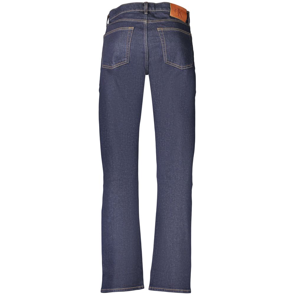 Jean pour hommes Calvin Klein en coton bleu, élégant et confortable, avec coupe classique visible sur l'image.