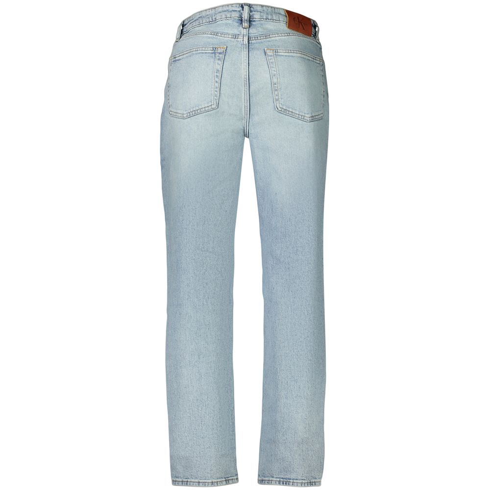 Jeans pour femmes Calvin Klein Azzurro en coton, coupe classique, denim bleu clair, visible sur le mannequin.