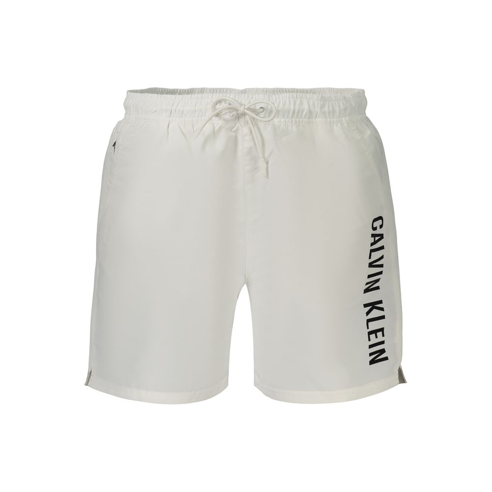 Shorts pour hommes en polyester blanc de la marque Calvin Klein, avec ceinture et logo visible.