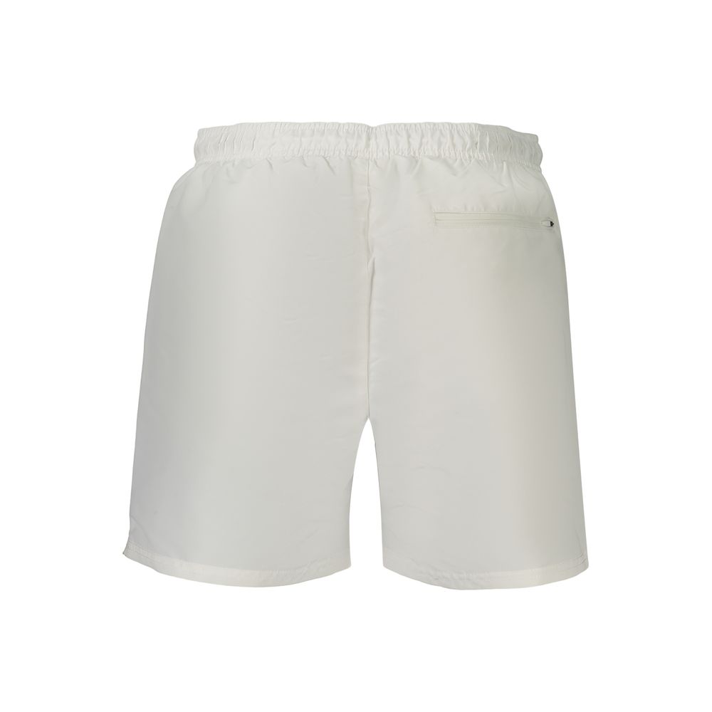 Shorts pour hommes en polyester blanc de la marque Calvin Klein, coupe classique et tissu léger, vue de face.