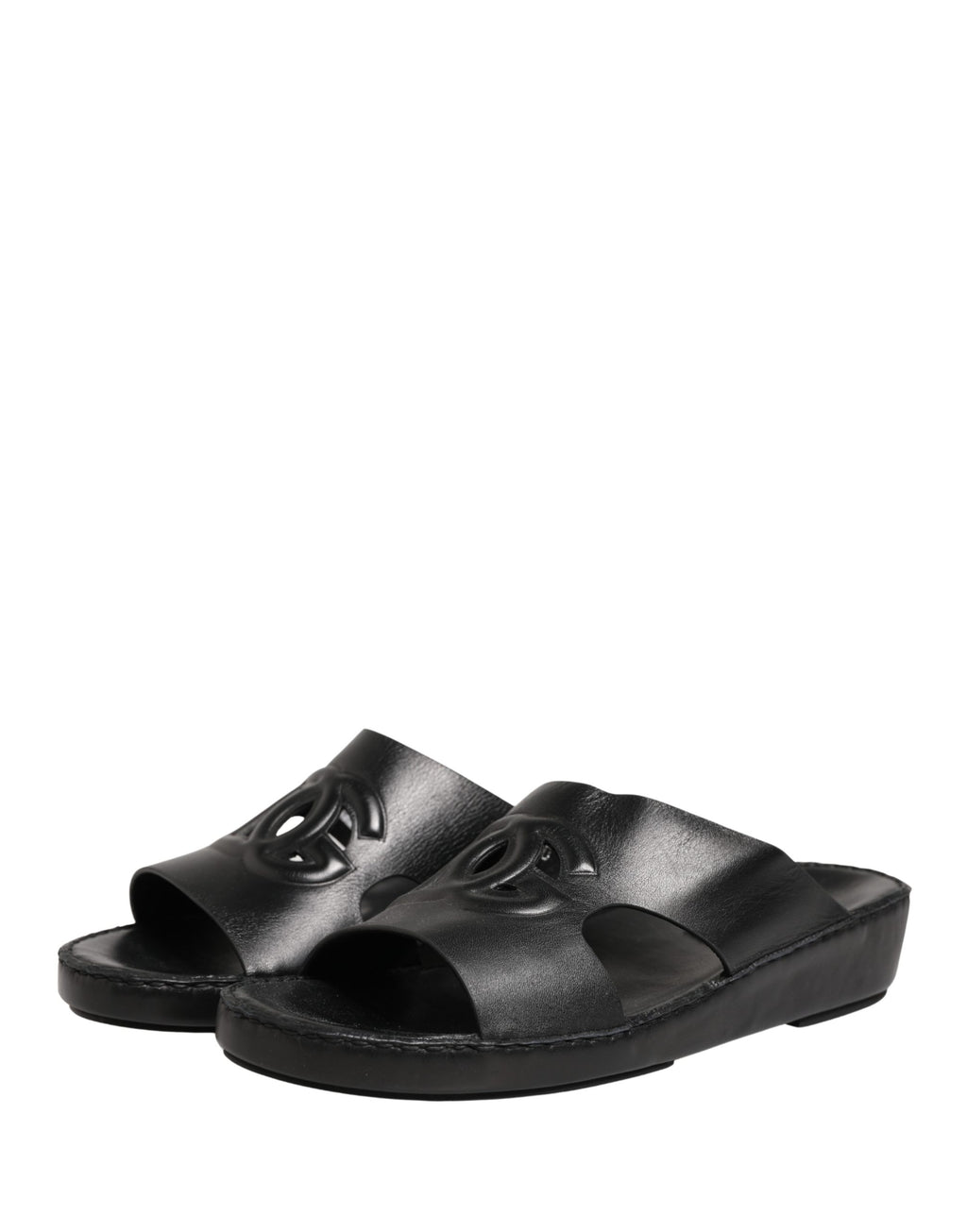 Sandales noires en cuir Dolce & Gabbana avec découpe et logo DG, chaussures élégantes et modernes.