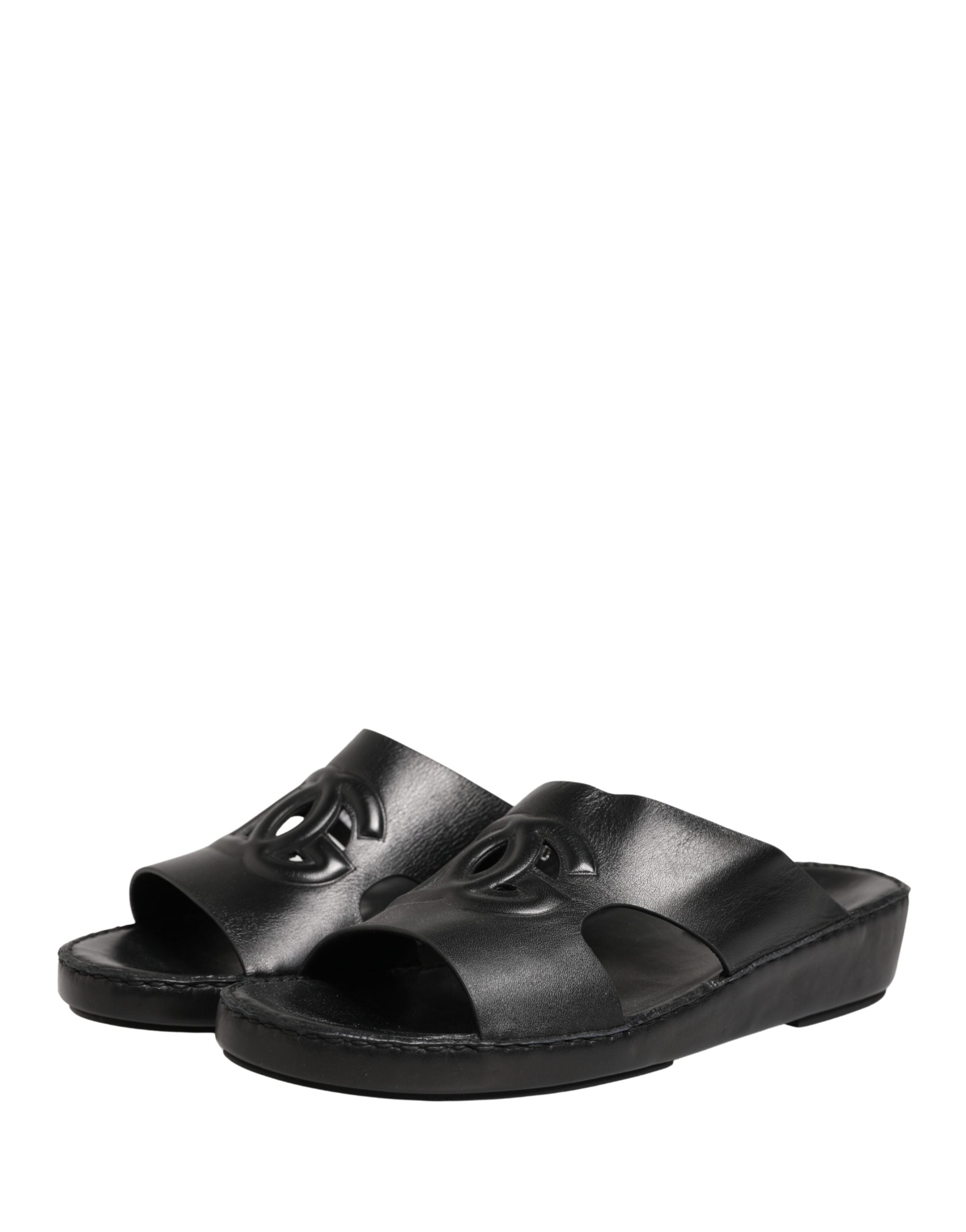 Sandales noires en cuir Dolce & Gabbana avec découpe et logo DG, chaussures élégantes et modernes.