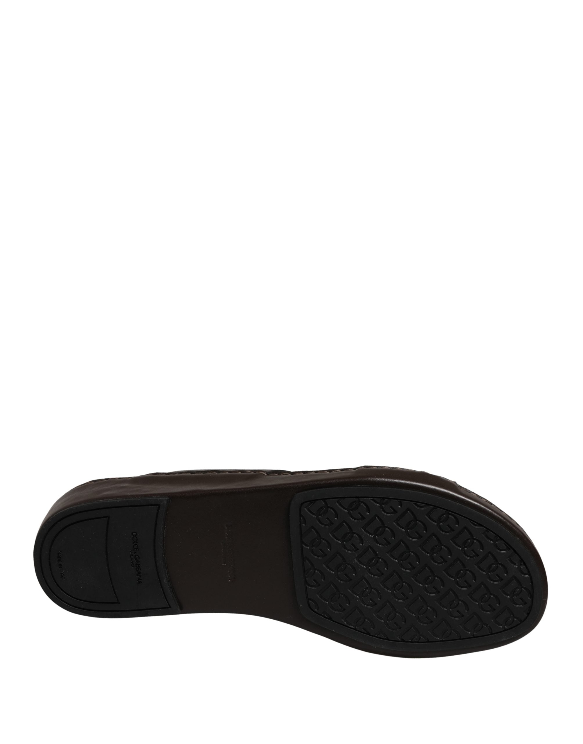 Sandales en cuir marron Dolce & Gabbana avec découpes et logo DG, chaussures élégantes et modernes.