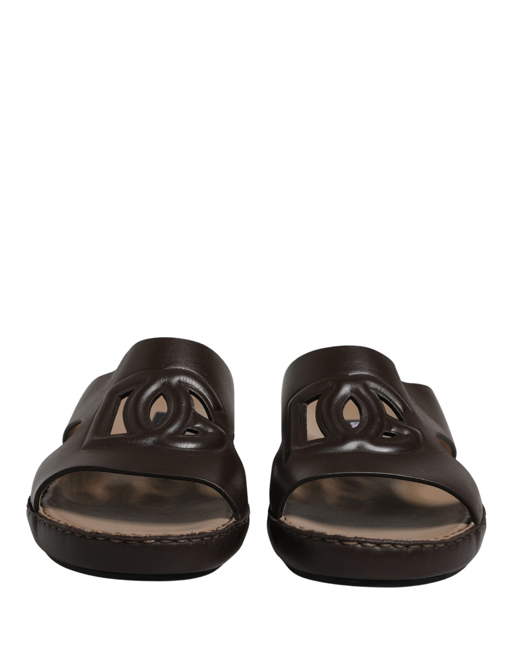 Sandales en cuir marron Dolce & Gabbana avec logo DG découpé, design élégant et moderne visible sur la paire.