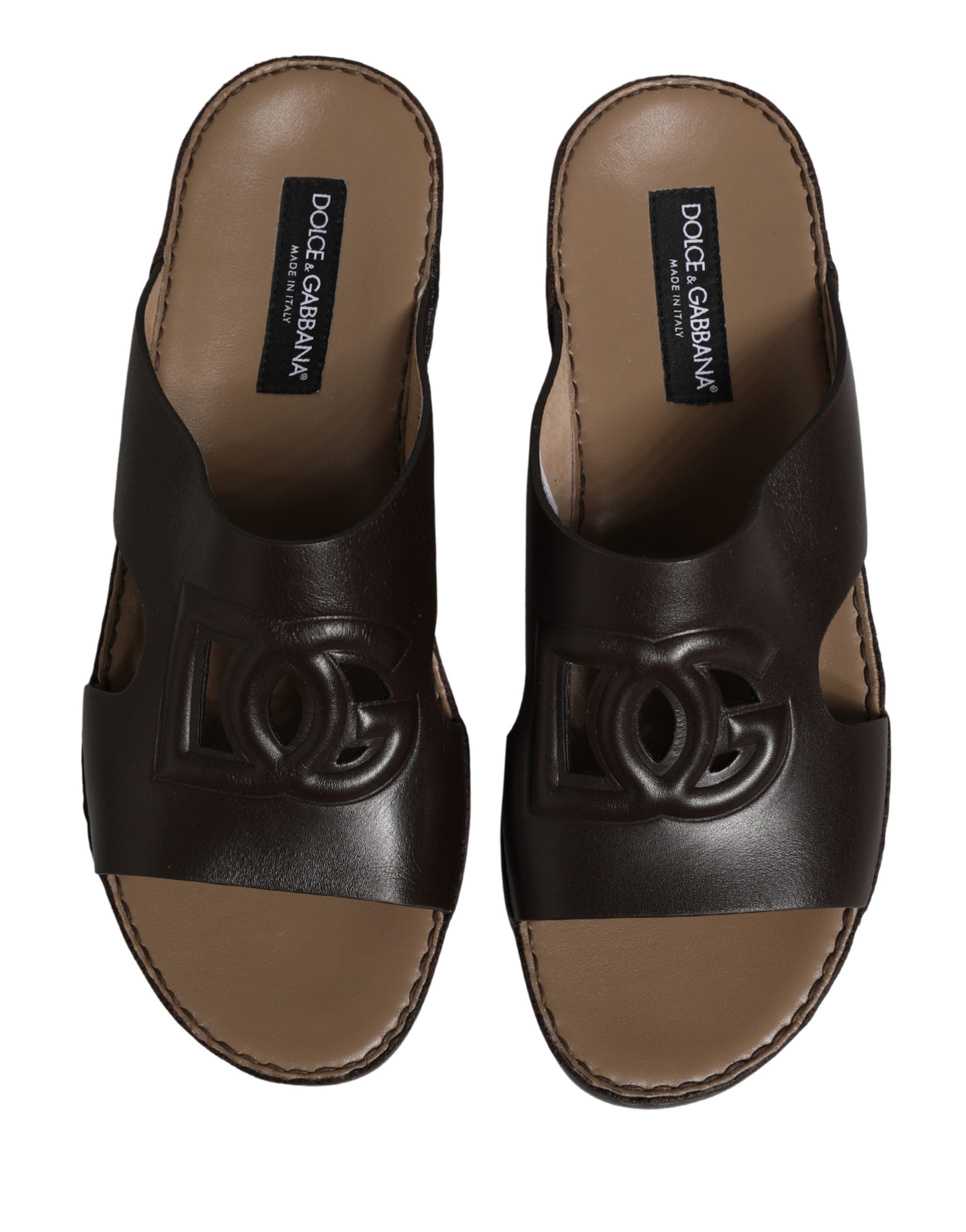 Sandales en cuir marron Dolce & Gabbana avec découpe et logo DG, chaussures élégantes et modernes.