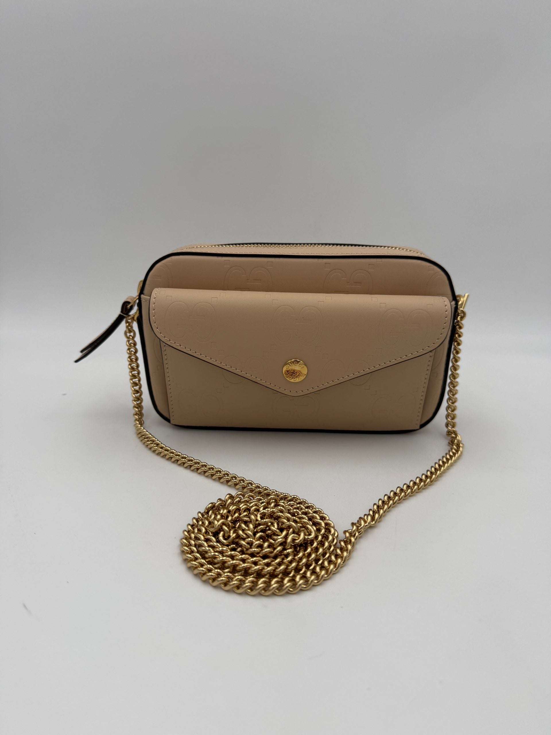 Sac à bandoulière Gucci GG Jumbo beige avec poche frontale, élégant et spacieux, en cuir de haute qualité.