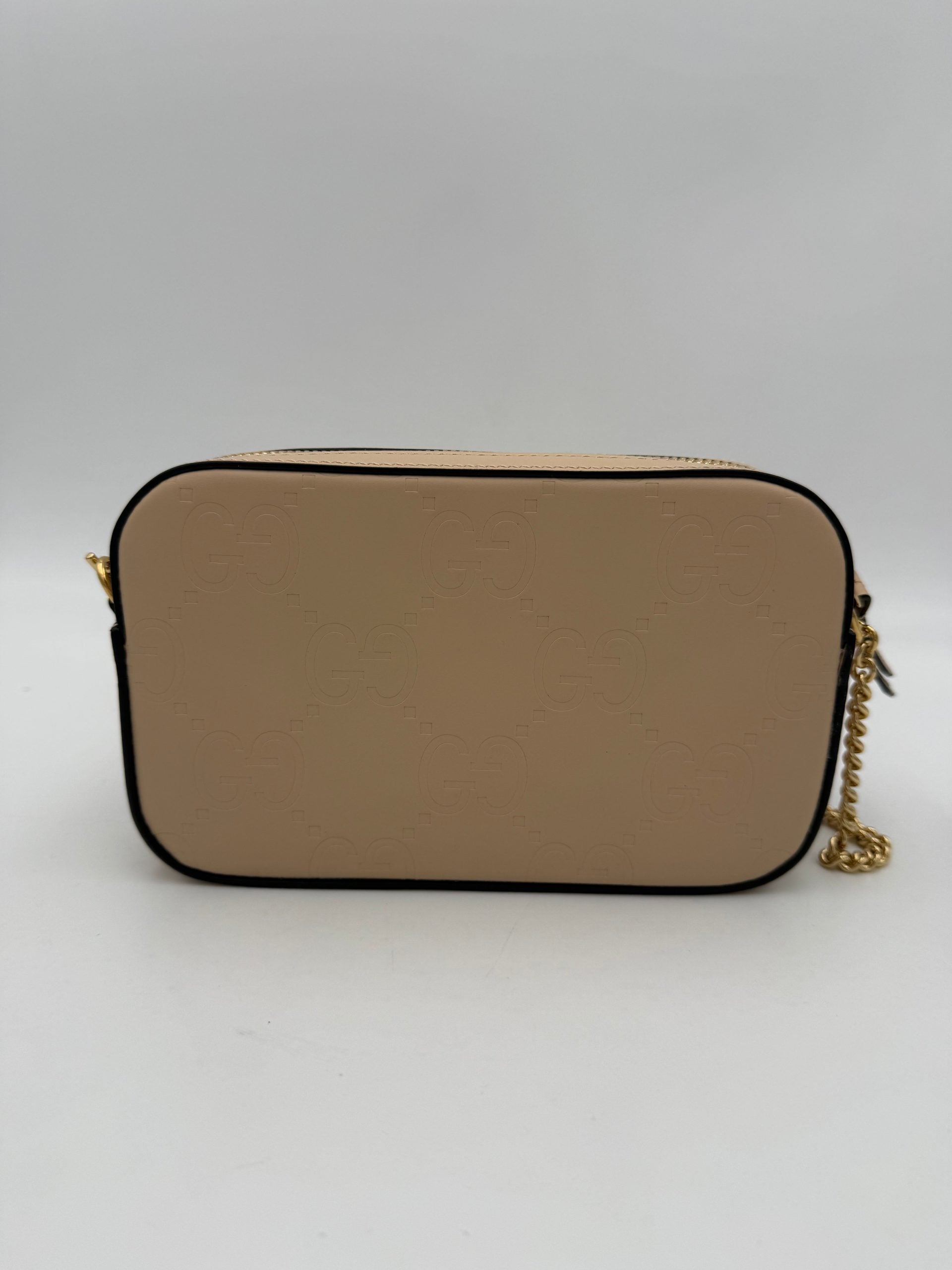 Sac à bandoulière Gucci GG Jumbo beige avec poche frontale, grand modèle en cuir avec logo emblématique.