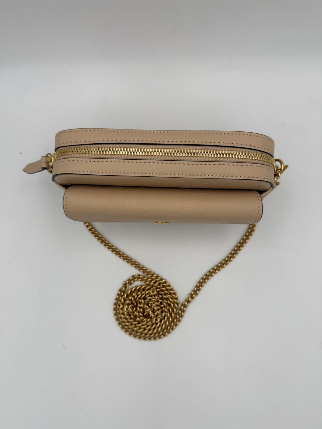 Sac à bandoulière Gucci GG Jumbo beige avec poche frontale, design élégant et spacieux, en cuir de haute qualité.