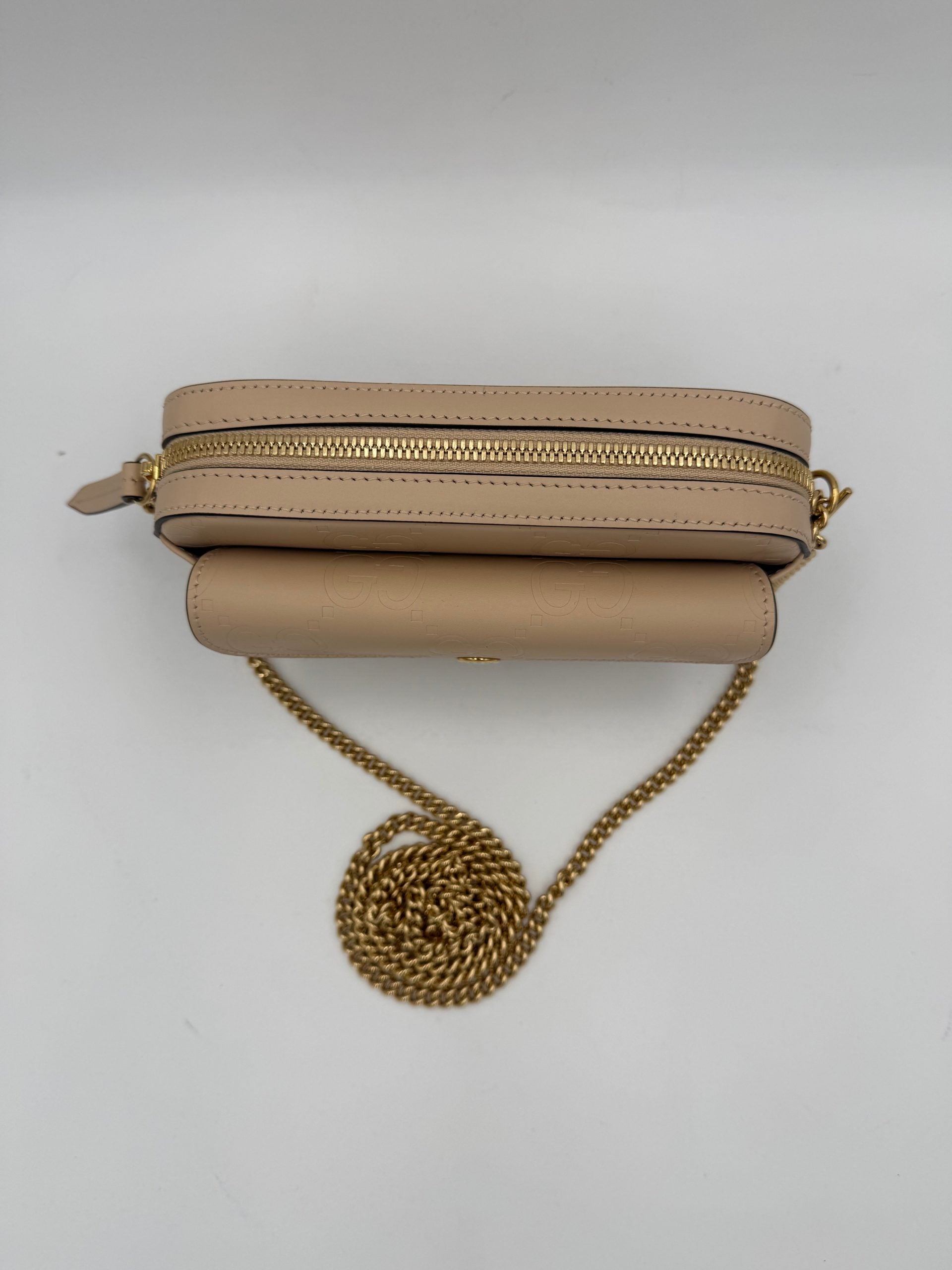 Sac à bandoulière Gucci GG Jumbo beige avec poche frontale, design élégant et spacieux, en cuir de haute qualité.