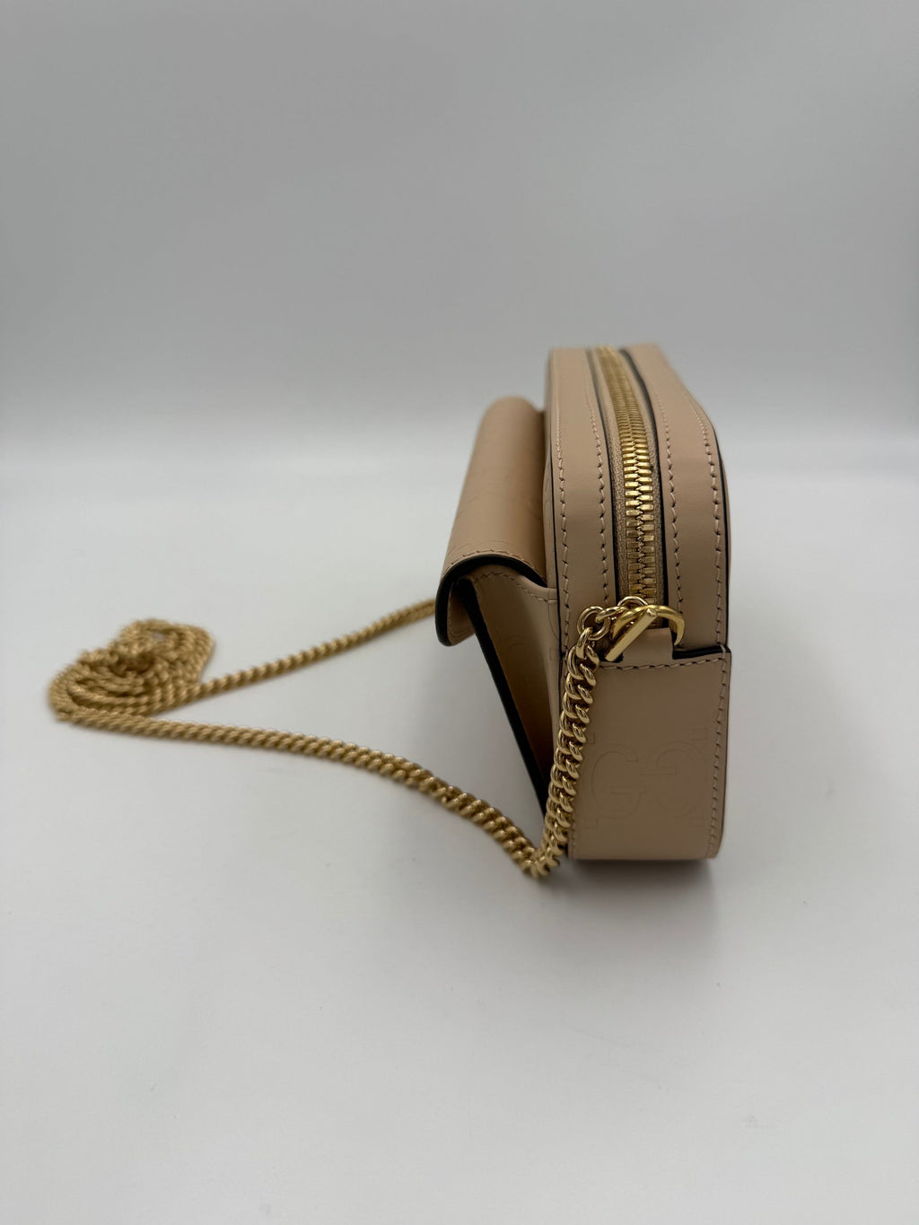 Sac à bandoulière Gucci GG Jumbo beige avec poche frontale, design élégant et logo emblématique, idéal pour un style sophistiqué.