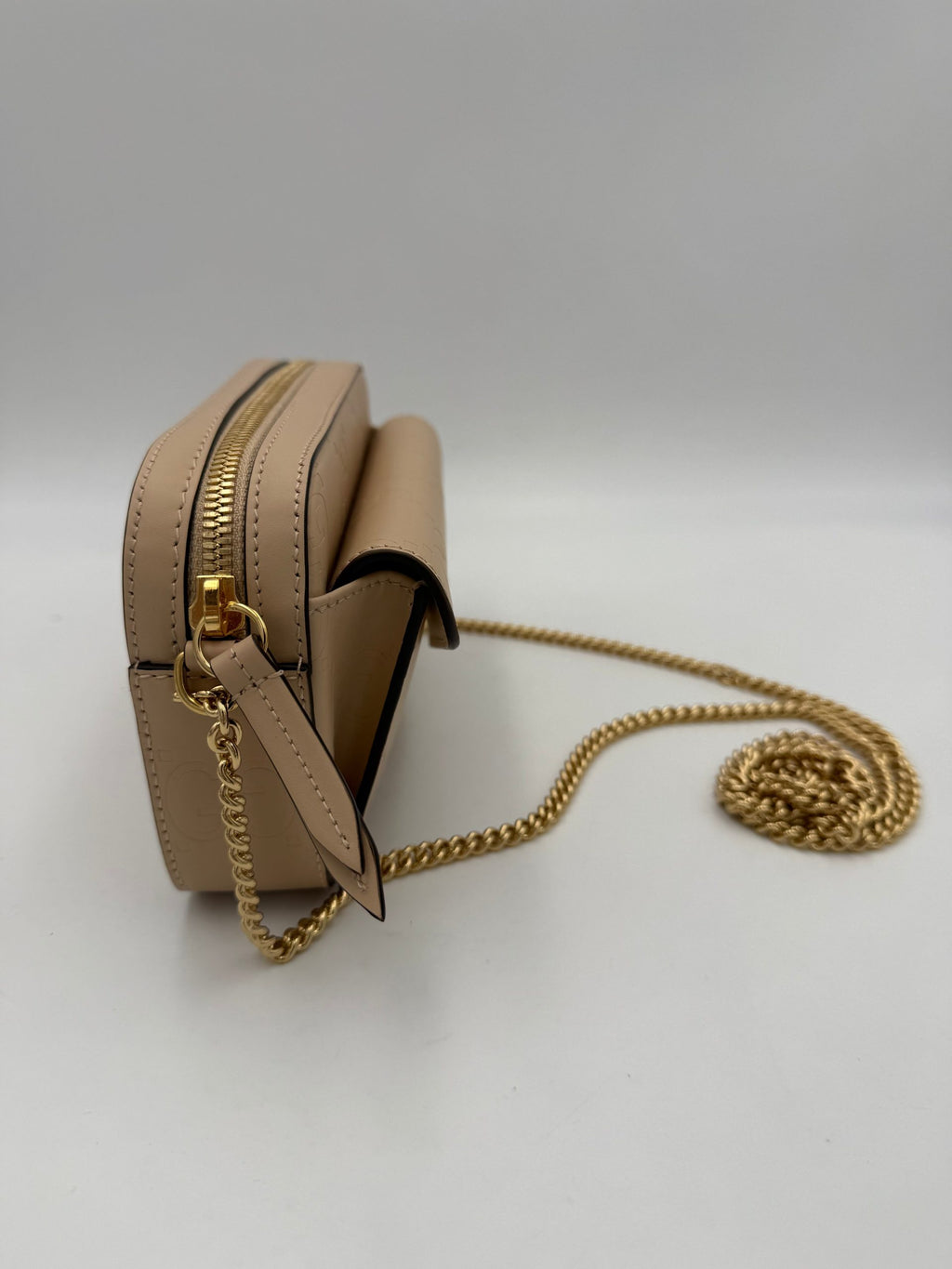 Sac à bandoulière Gucci GG Jumbo beige avec poche frontale, style élégant et spacious, en cuir de qualité.