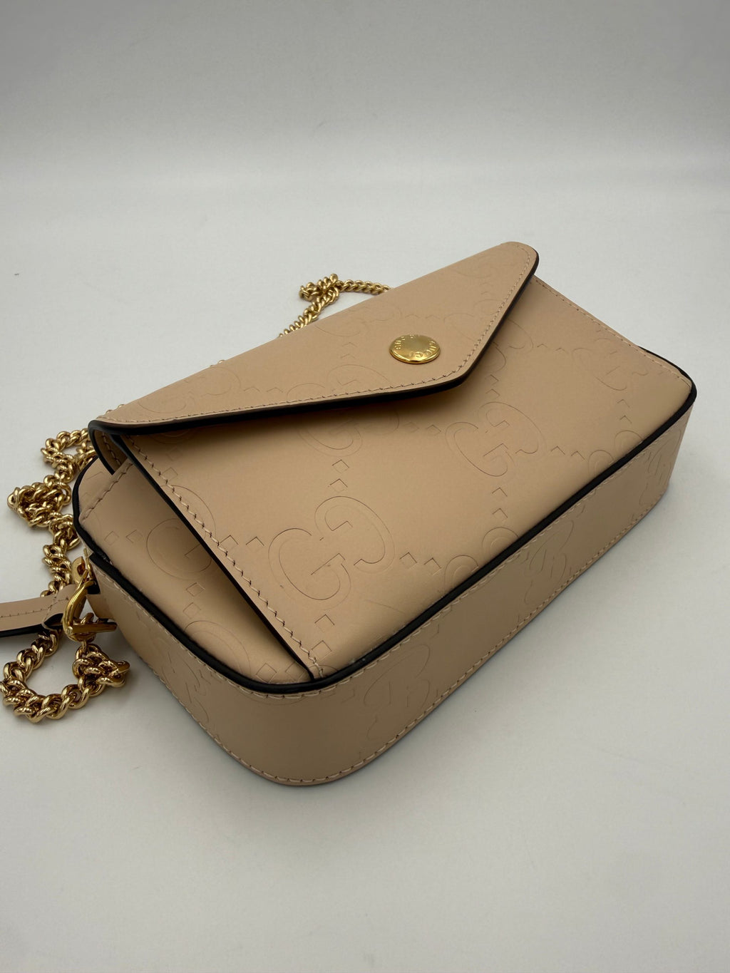 Sac à bandoulière Gucci GG Jumbo beige avec poche frontale, design élégant et spacieux, en cuir de haute qualité.