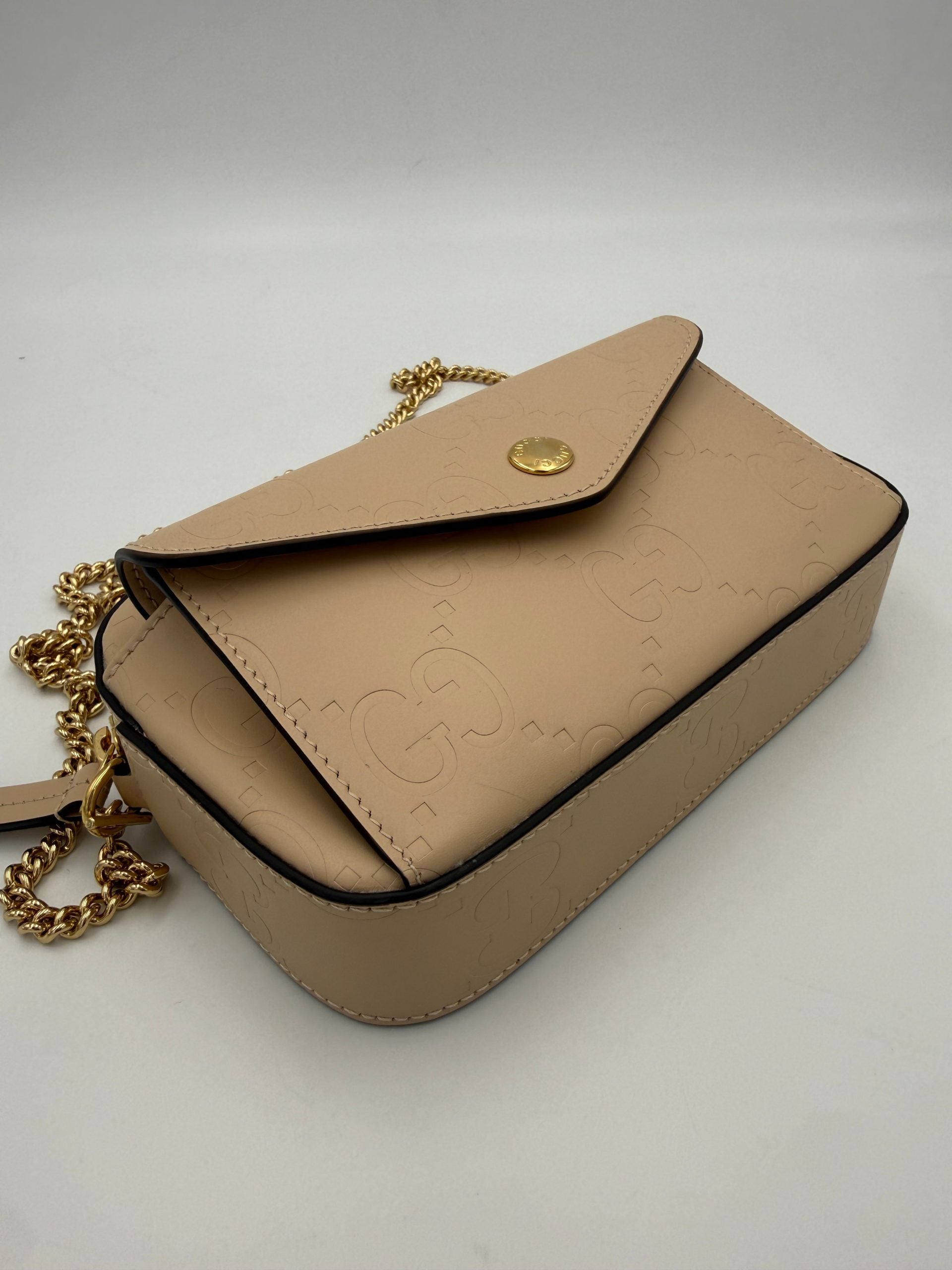 Sac à bandoulière Gucci GG Jumbo beige avec poche frontale, design élégant et spacieux, en cuir de haute qualité.