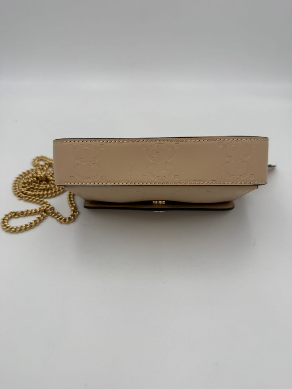 Sac à bandoulière Gucci GG Jumbo beige avec poche frontale, en cuir, style élégant et pratique.