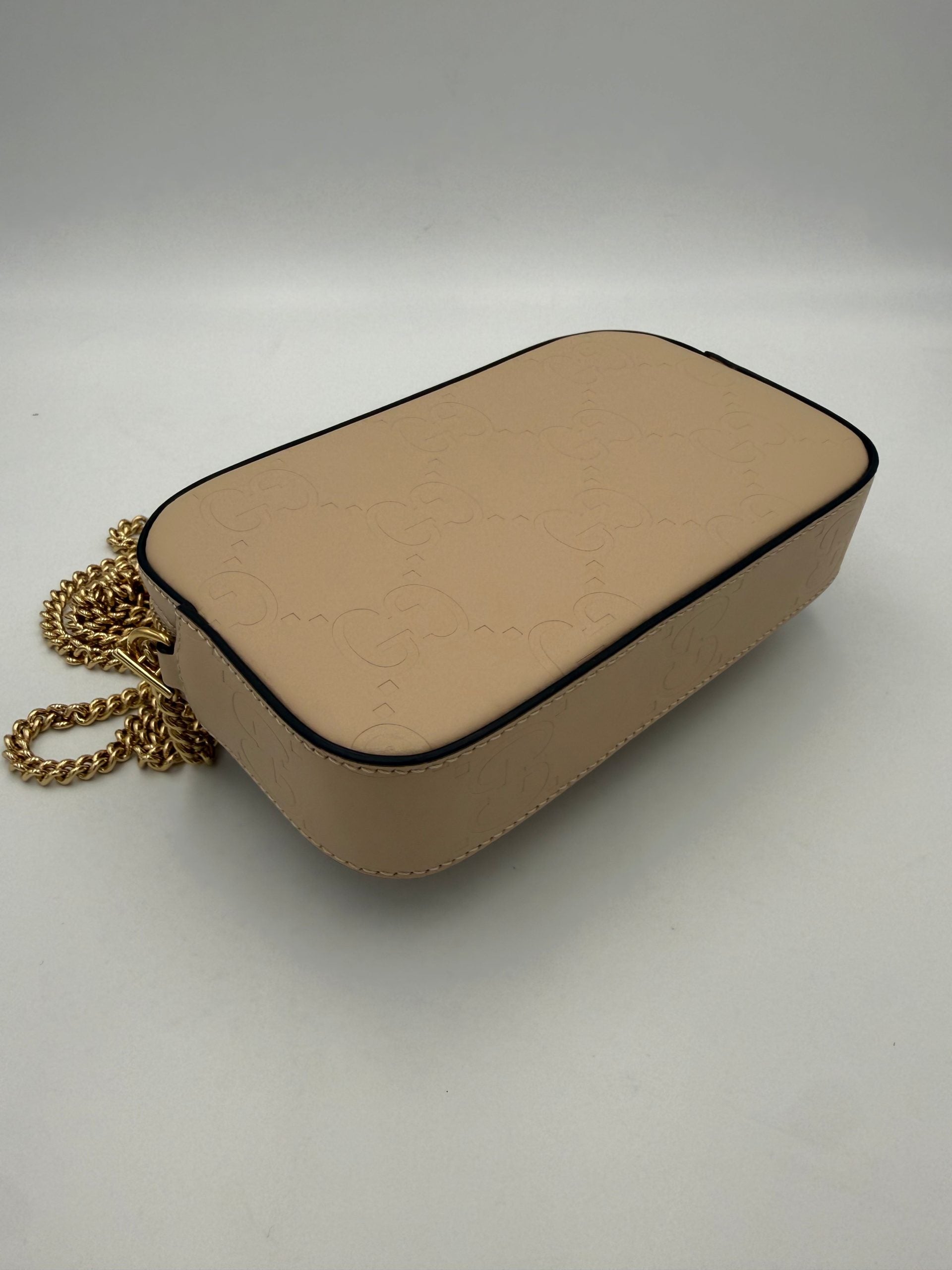 Sac à bandoulière Gucci GG Jumbo beige avec poche frontale, design élégant et spacieux, en toile signature Gucci.