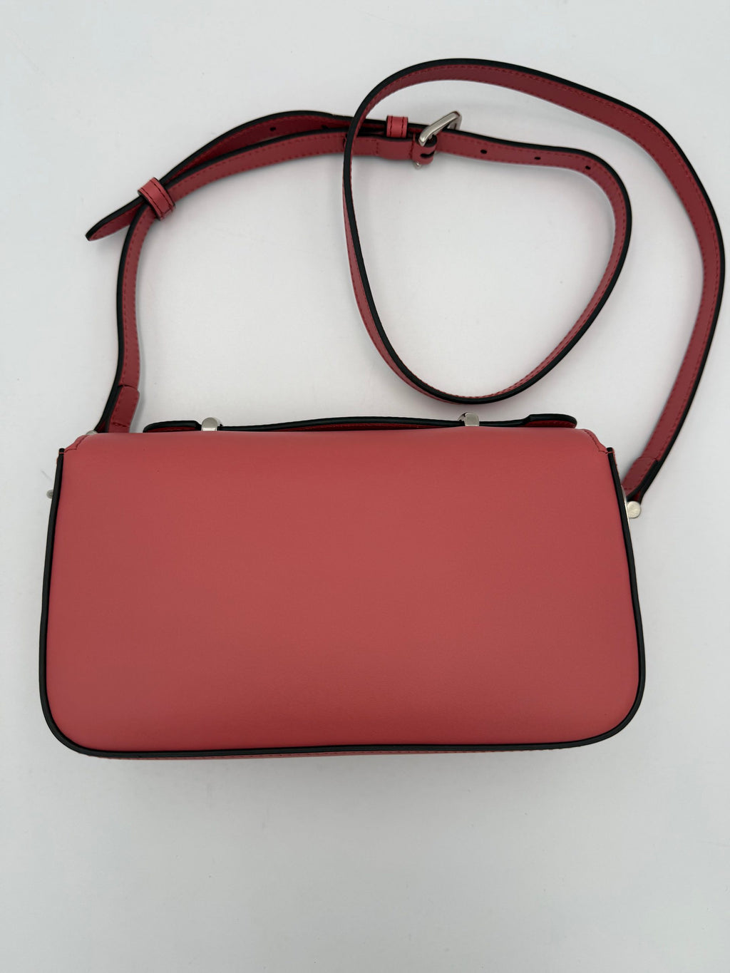 Sac à main Gucci GG Marmont en cuir avec chaîne pour l'épaule, élégant et sophistiqué.