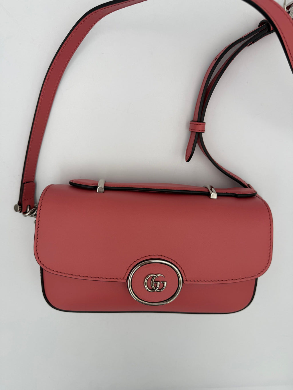 Sac à main Gucci GG Marmont en cuir avec bandoulière, élégant et classique, visible en détail dans cette image.